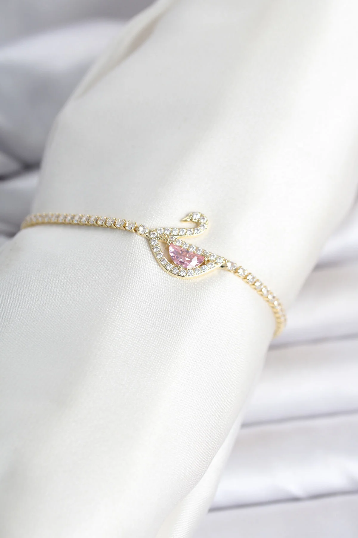 Pirinç Gold Renk Zirkon Taşlı Swan Model Su Yolu Kadın Bileklik