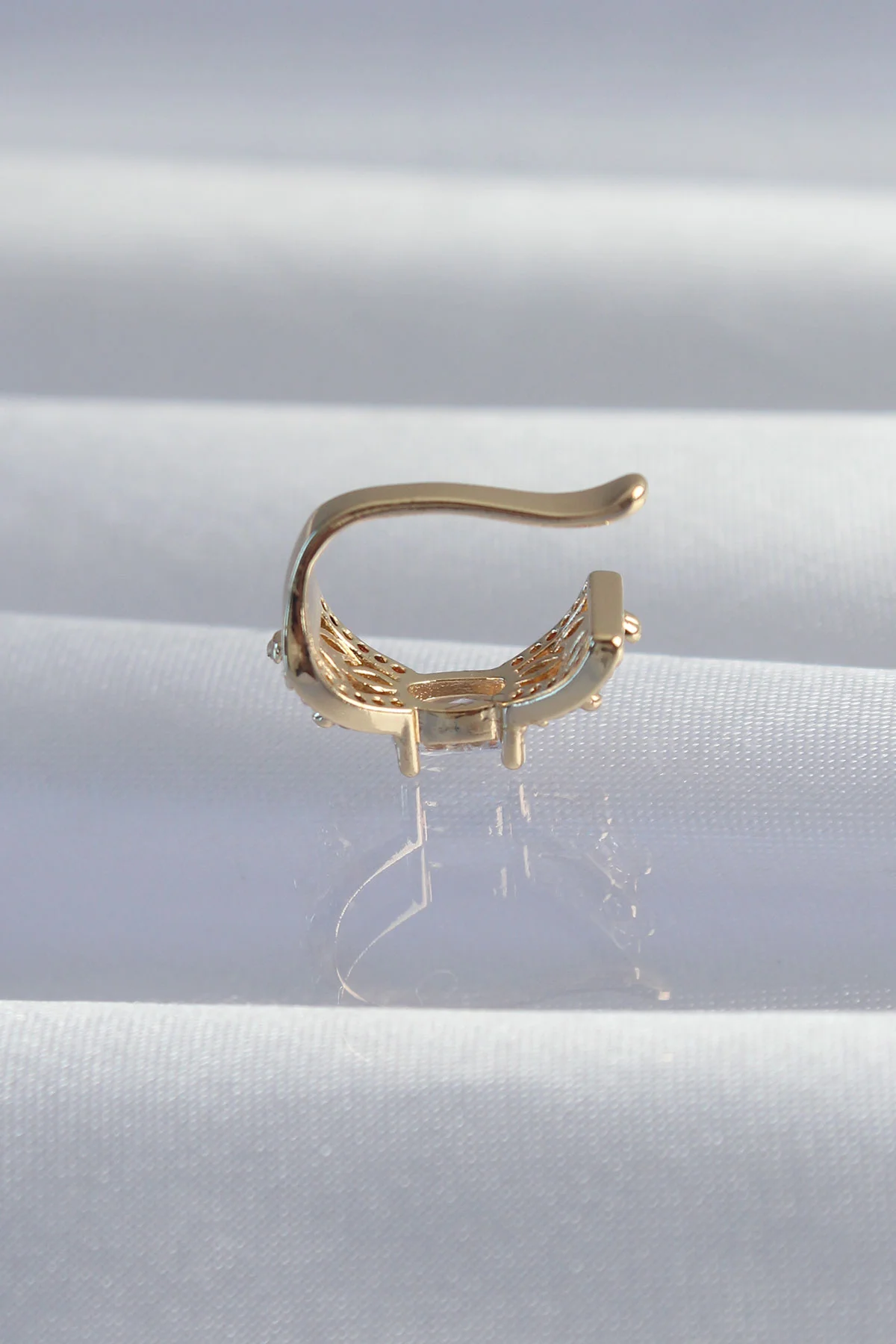 Pirinç Gold Renk Zirkon Taş Kaplama Earcuff Küpe - Şık ve Sıradışı Tasarım 5886