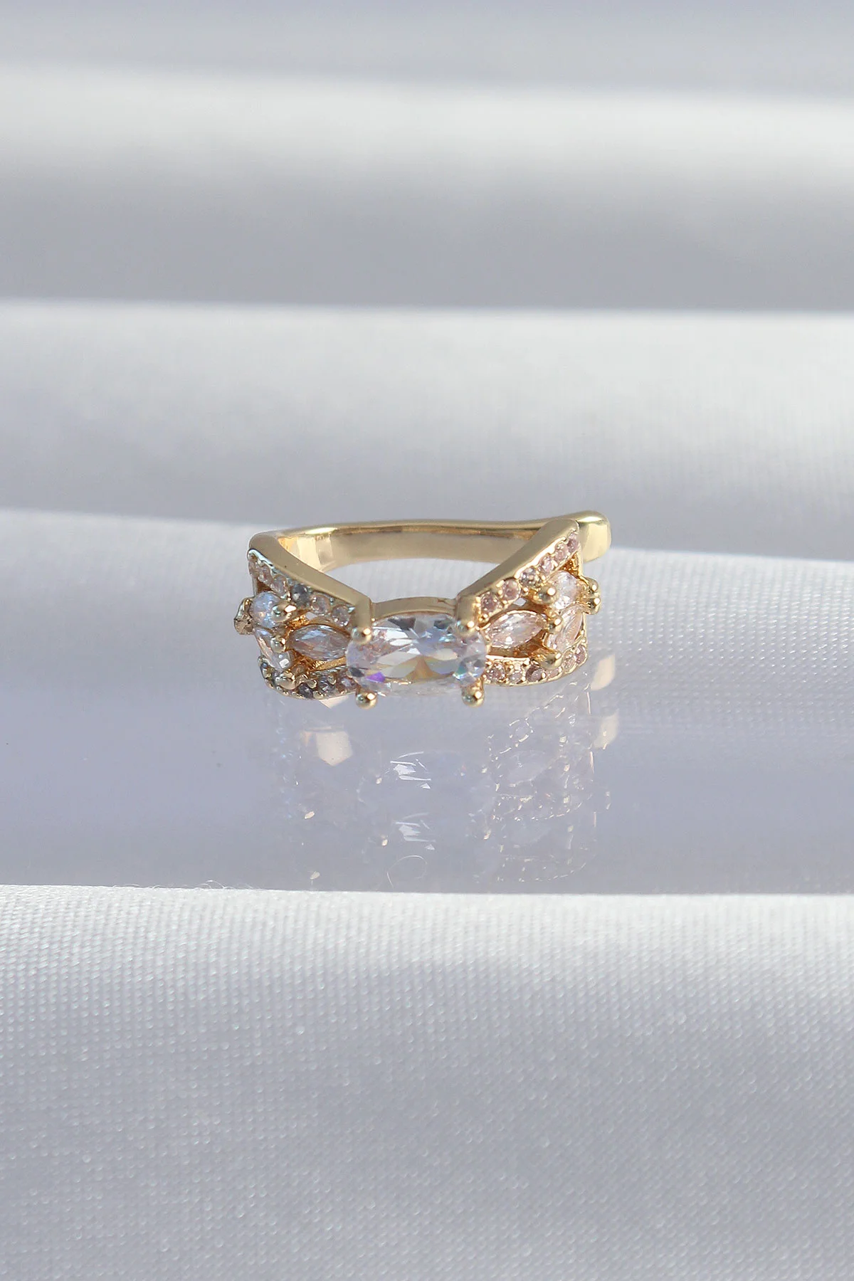 Pirinç Gold Renk Zirkon Taş Kaplama Earcuff Küpe - Şık ve Sıradışı Tasarım 5886