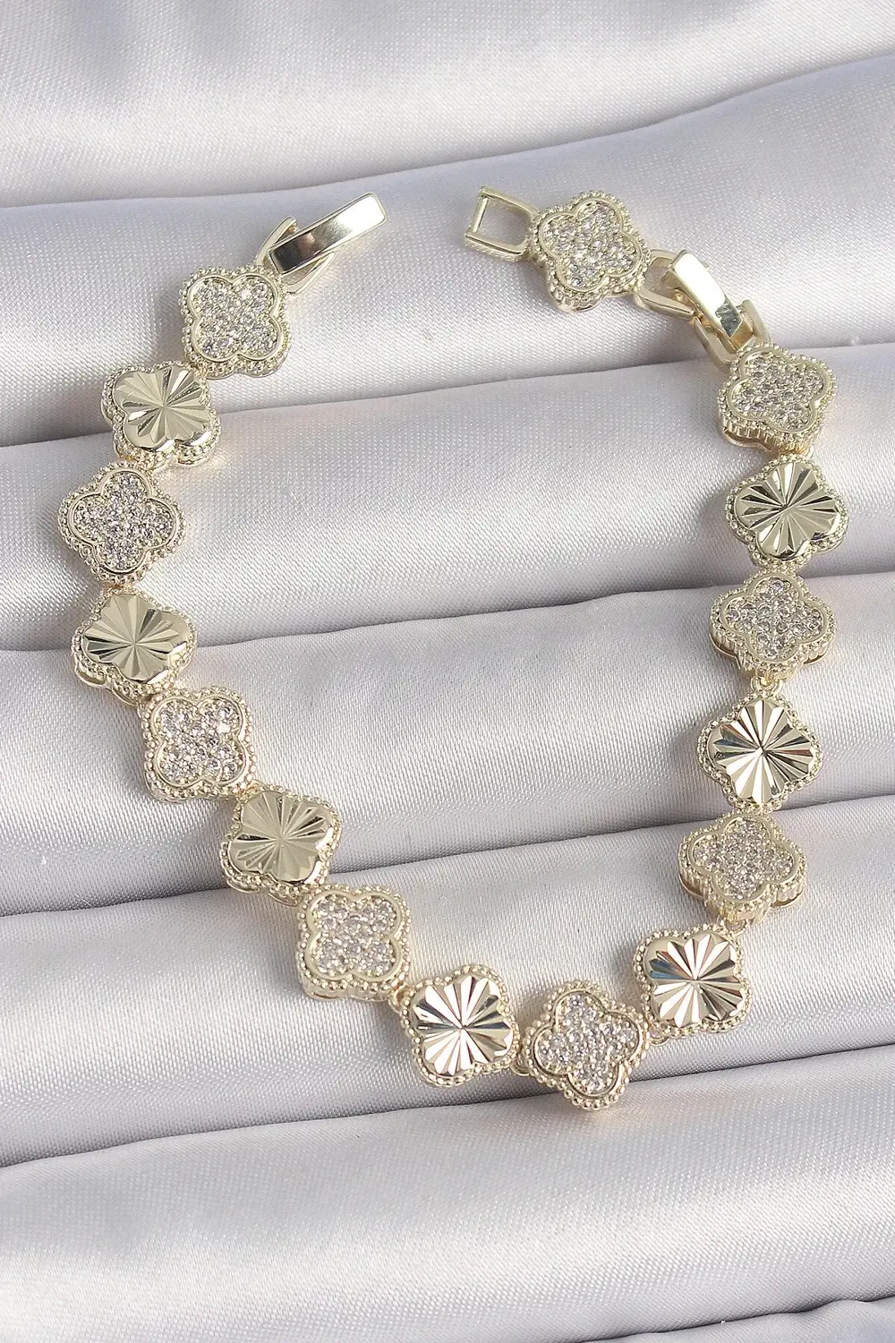 Pirinç Gold Renk Zirkon Taşlı İşlemeli Yonca Model VIP Seri Excul