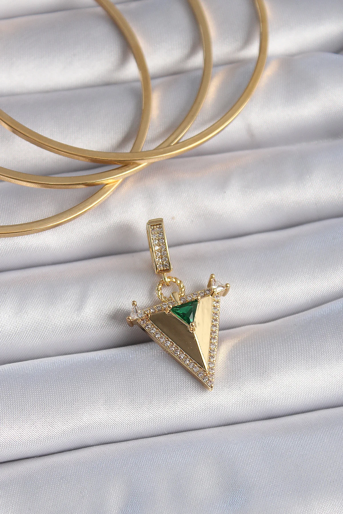 Pirinç Gold Zirkon Taşlı 3D Üçgen Model Ajda Charm 5886 - Günlük Şıklık ve Elegans