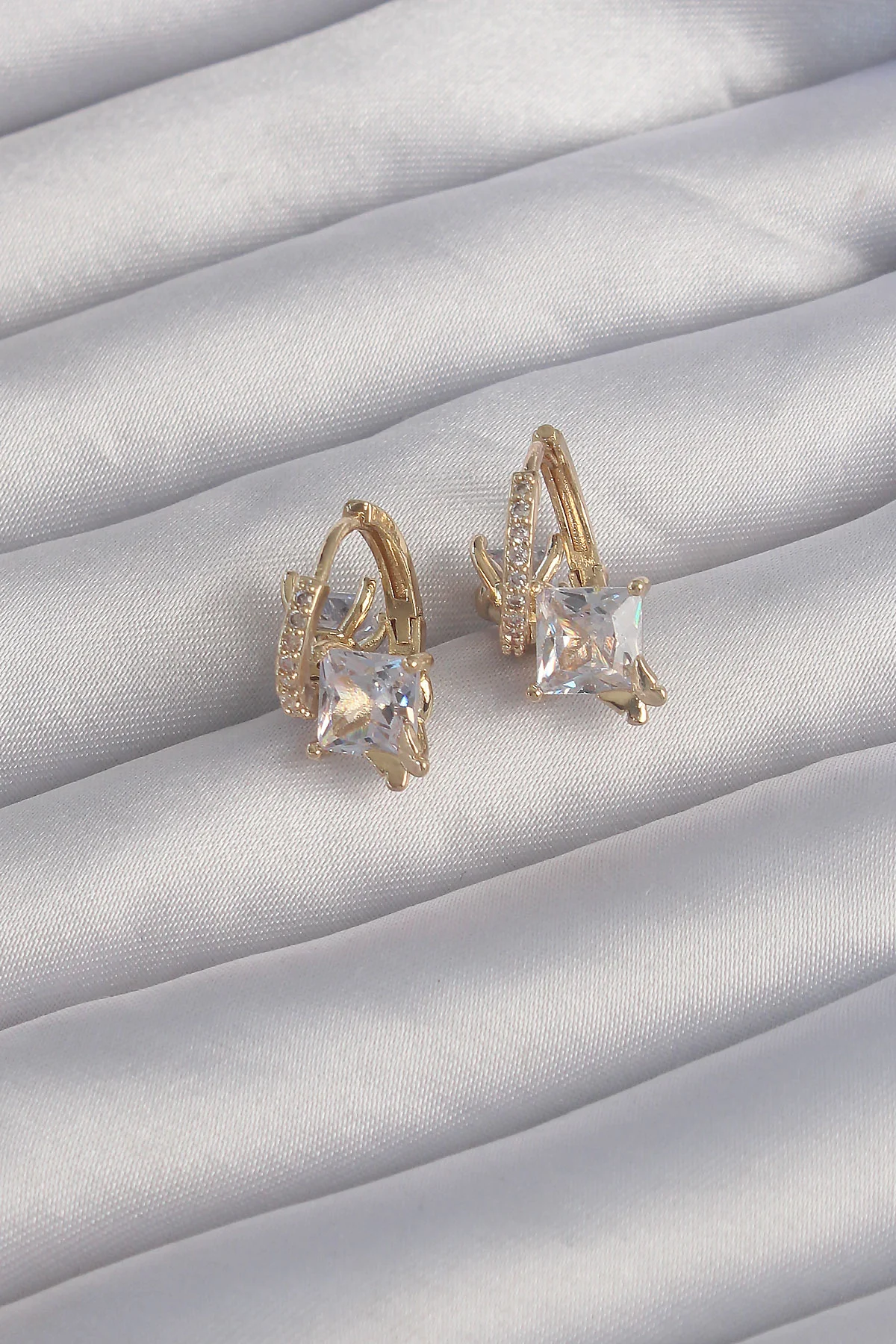 Pirinç Gold Zirkon Taşlı Minimal Kelebek Halka Küpe - Şık ve Klasik Görünüm