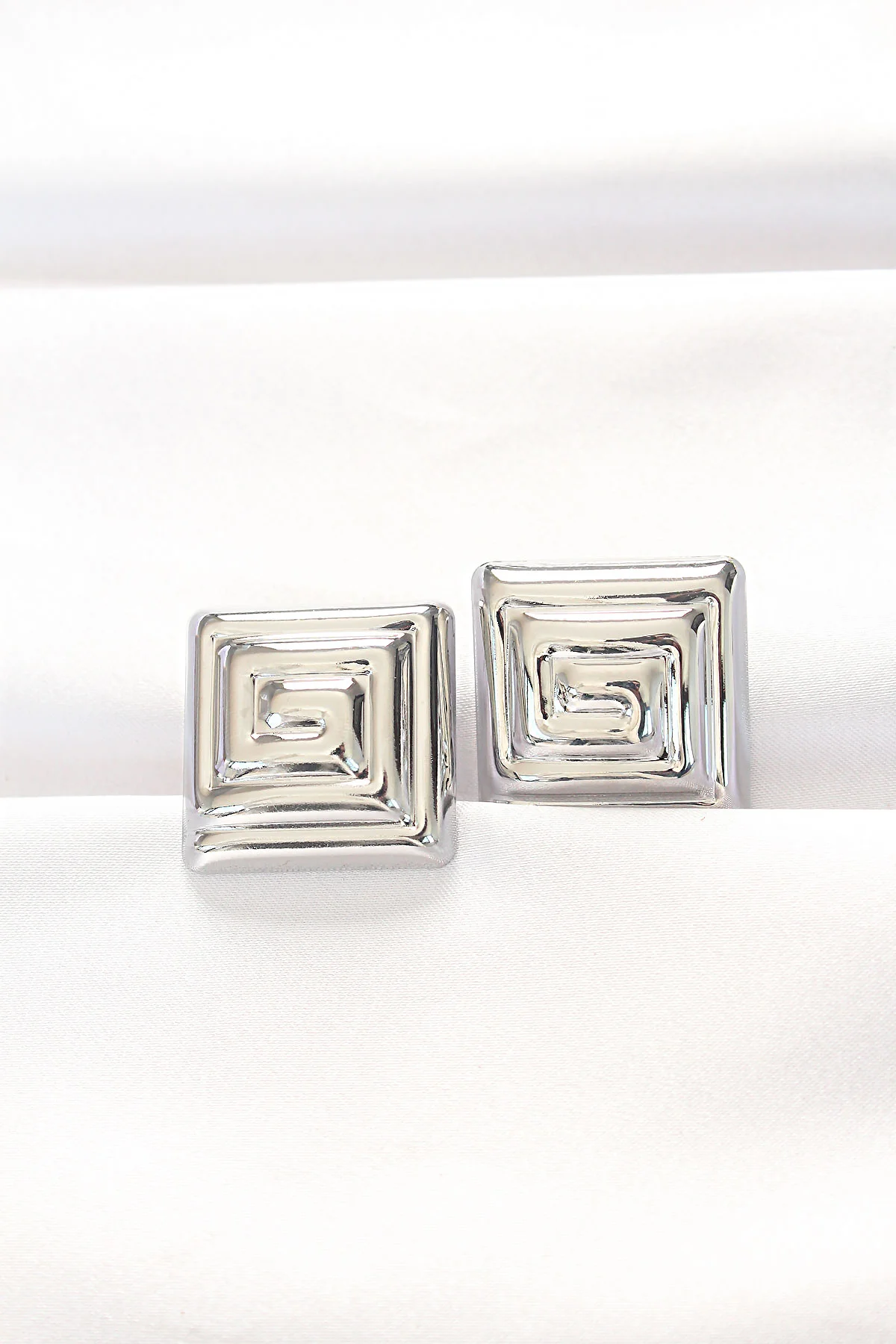 Pirinç Gümüş Kare Form Küpe 5886 - Modern ve Dayanıklı Günlük Aksesuar