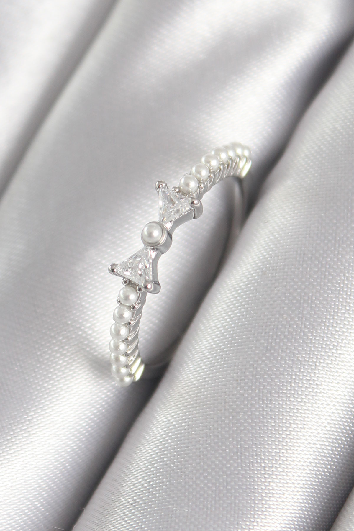 Stillove Pirinç Gümüş Renk Zirkon Taşlı Kurdele Model İnci Detay Kadın Yüz