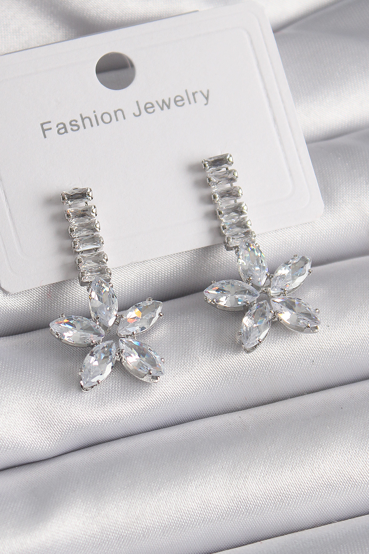 Pirinç Gümüş Renk Su Yolu Zirkon Taşlı Çiçek Model Kadın Küpe SL9