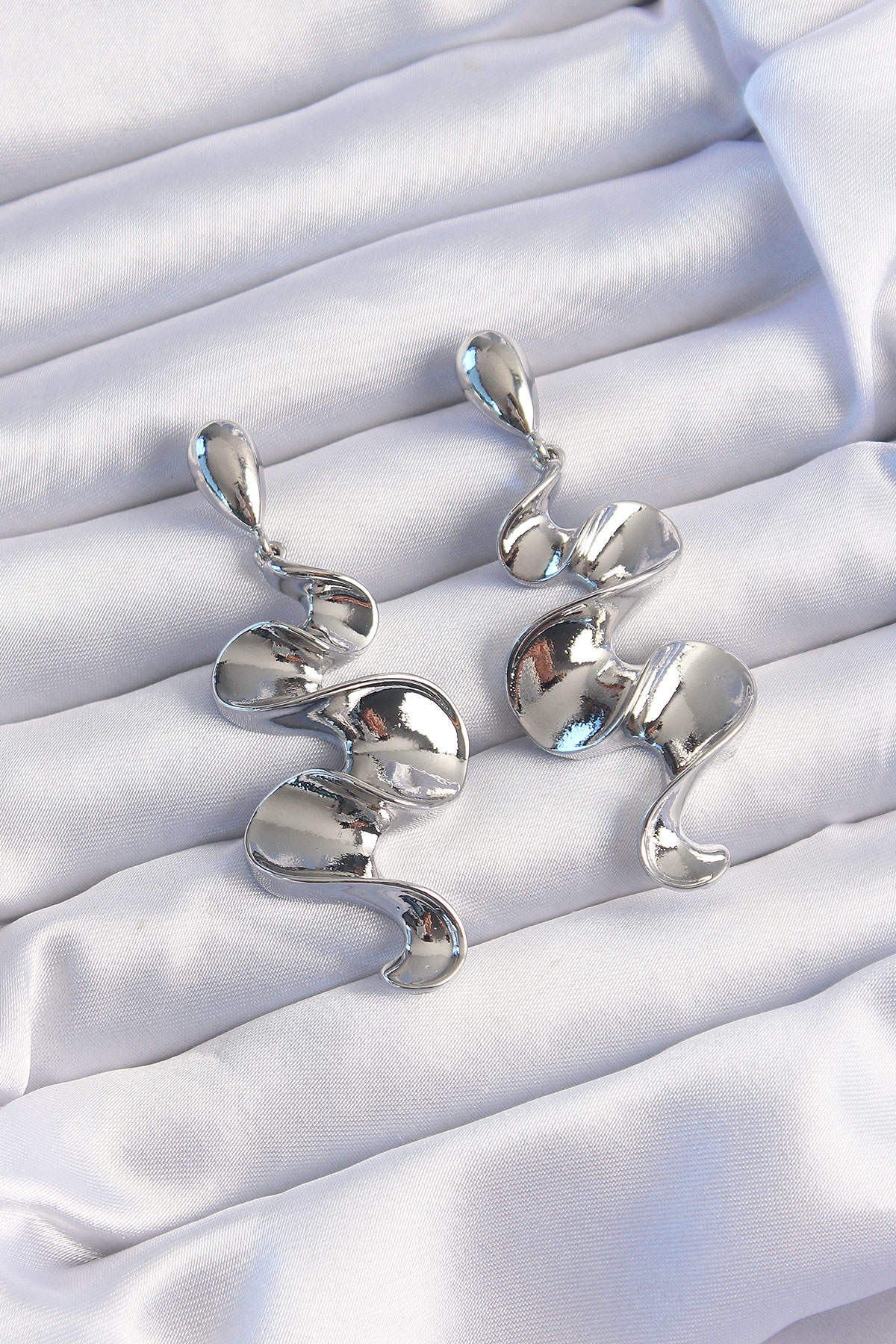 Pirinç Gümüş Renk Kıvrımlı Sallantılı Küpe SL8330