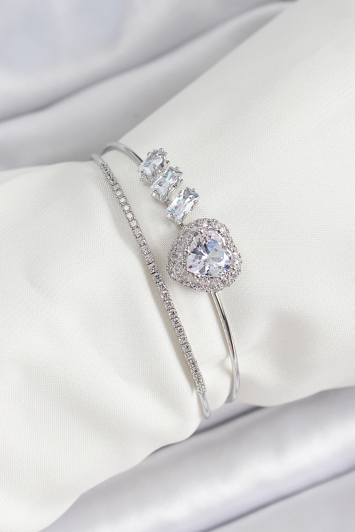 Pirinç Gümüş Renk Kalpli Zirkon Taşlı Kadın Bileklik - TJ-BB7065