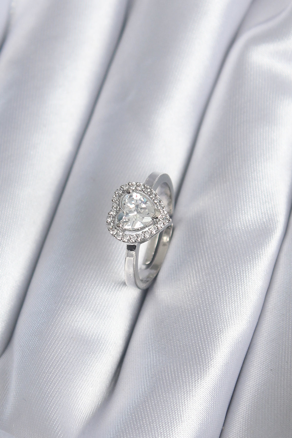 Stillove Pirinç Gümüş Renk Zirkon Taşli Kalp Charm Model Kadin Yüzük