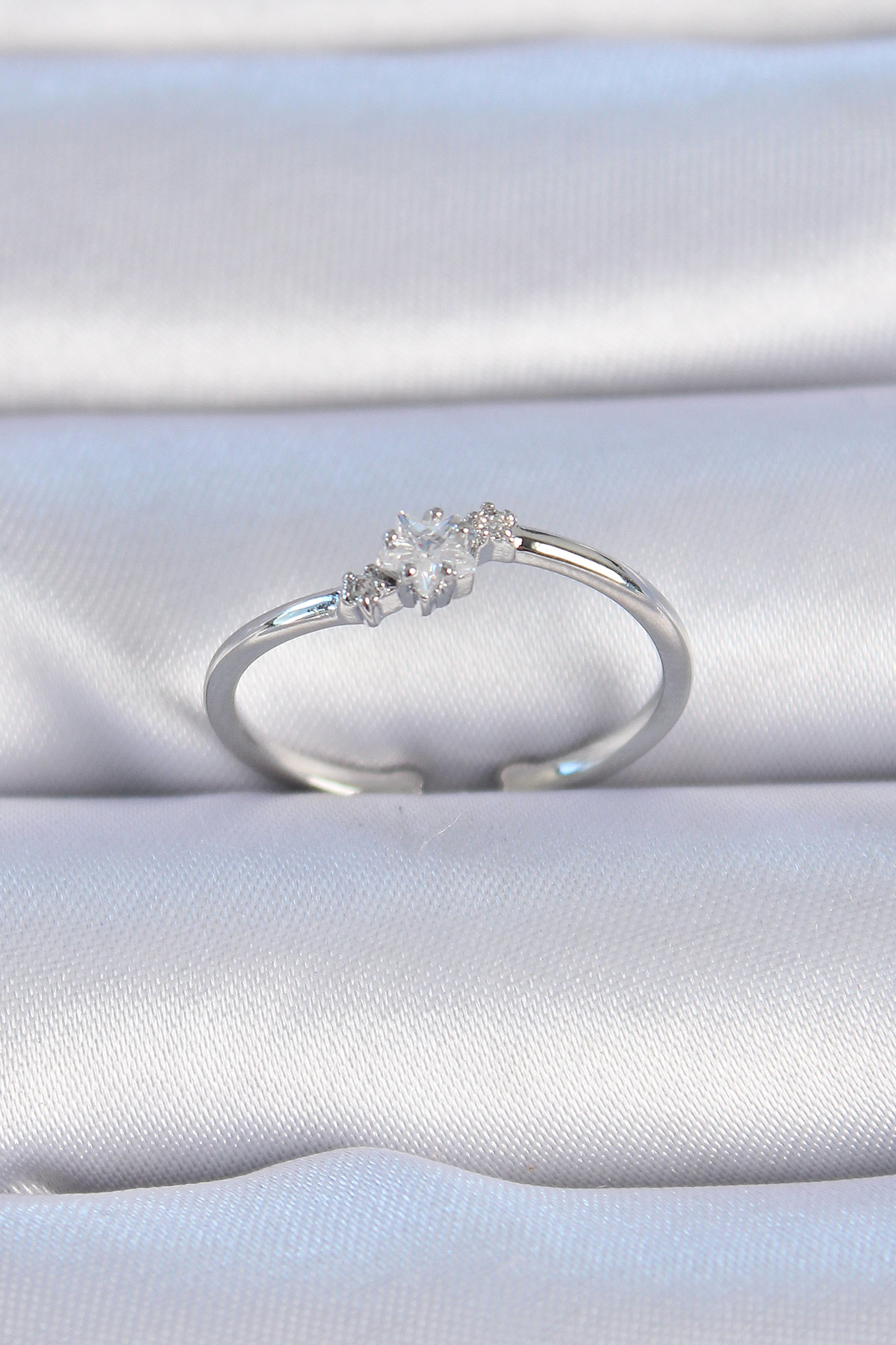 Pirinç Gümüş Renk Çiçek Model Zirkon Taş Detay Kadın Yüzük SL8912