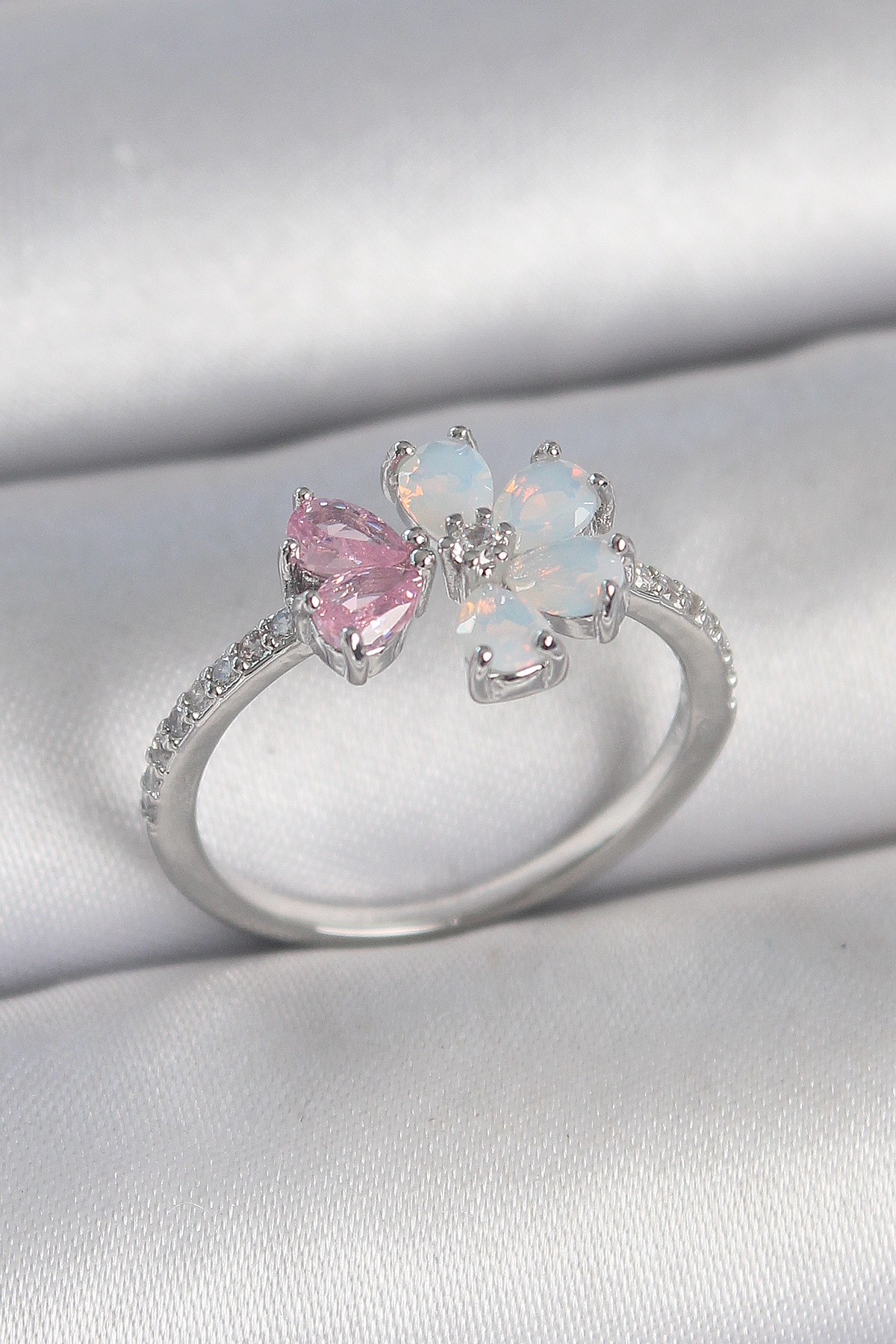 Pirinç Gümüş Renk Beyaz Mineli Pembe Zirkon Taşlı Çiçek Model Kad