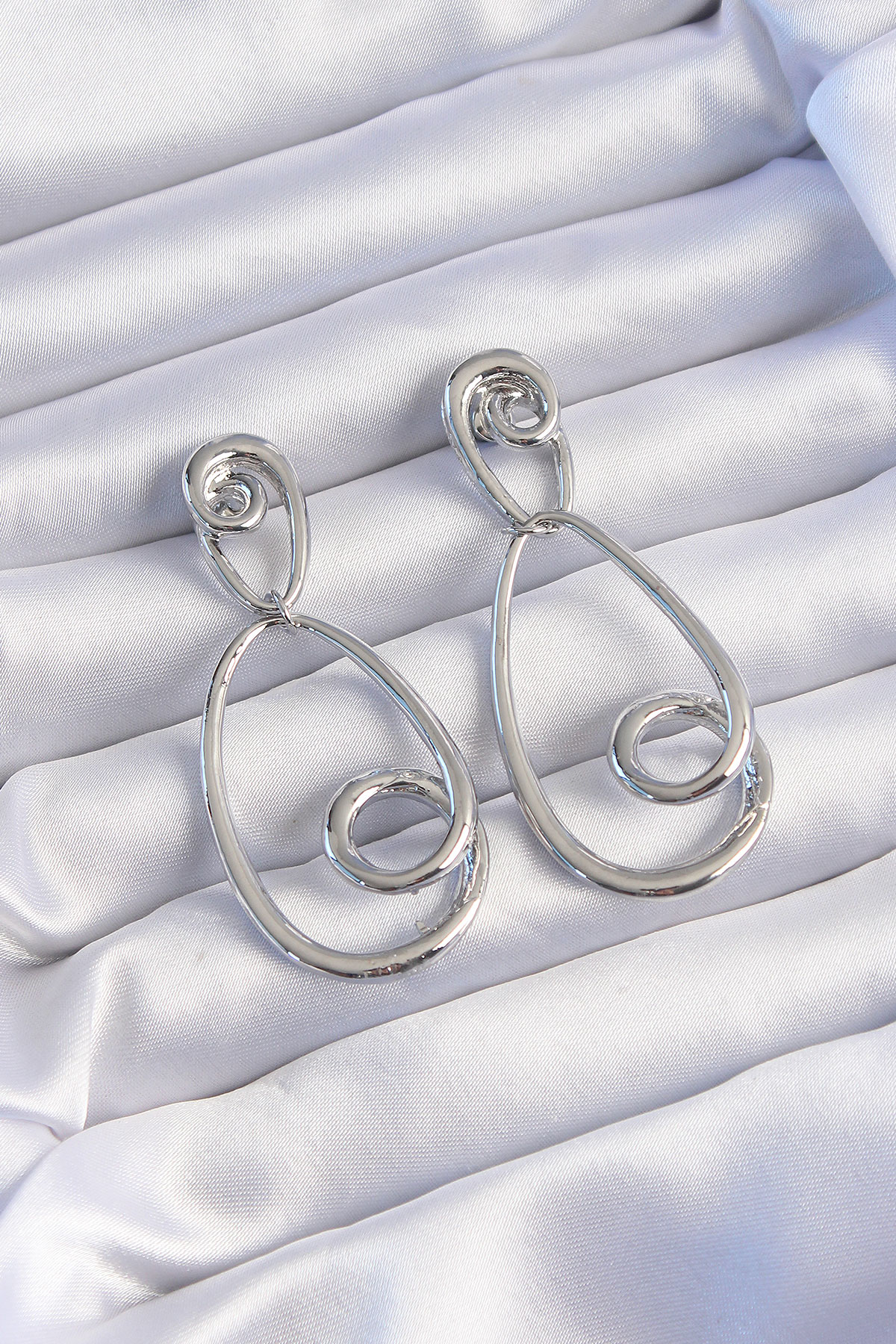 Pirinç Gümüş Renk Kıvrımlı Sallantılı Küpe SL8328