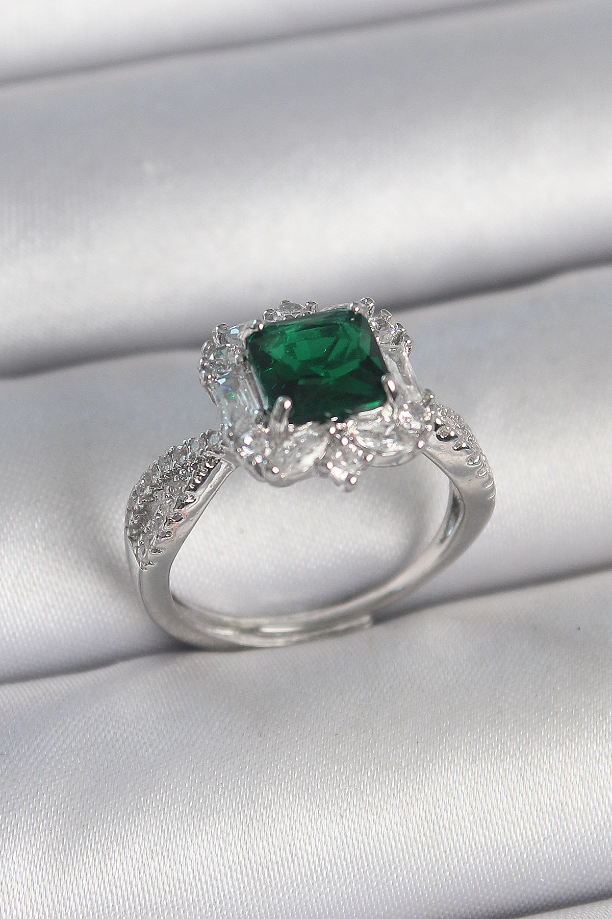 Pirinç Gümüş Renk Zirkon Taşlı Yeşil Tektaş Model Kadın Yüzük - T