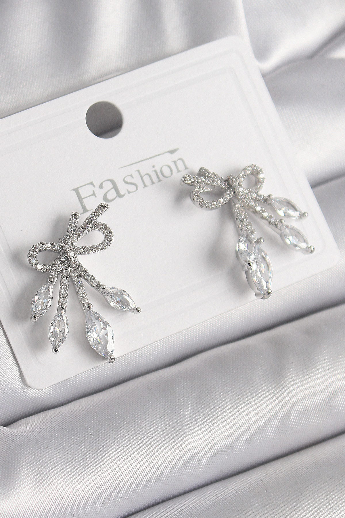 Stillove Pirinç Gümüş Renk Zirkon Taşlı Düğüm Model Damla Zirkon Taşlı Kad