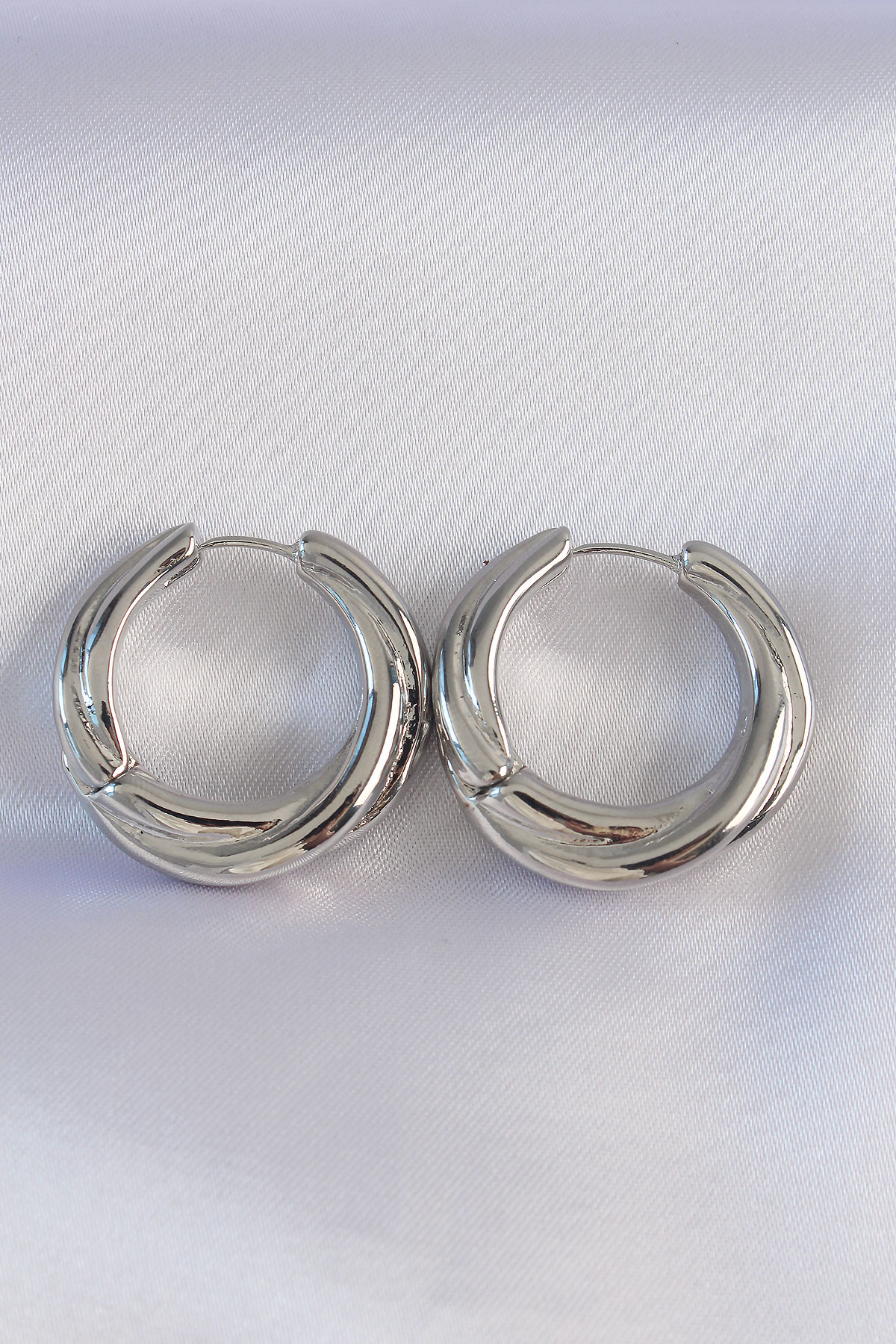 Pirinç  Gümüş Renk Asimetrik Kıvrım Küpe