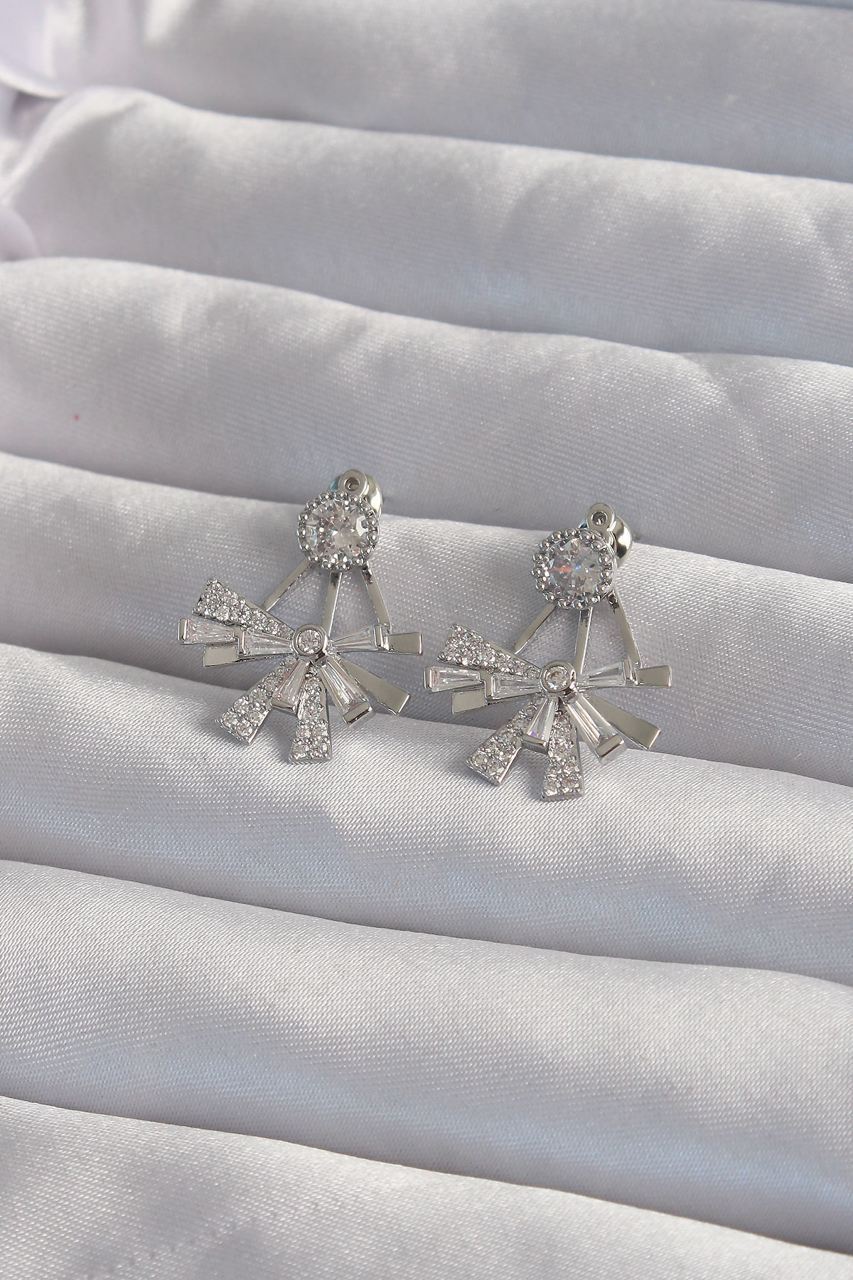 Pirinç Gümüş Renk Zirkon Taşlı Yassı Fiyonk Model Küpe - TJ-BKP93