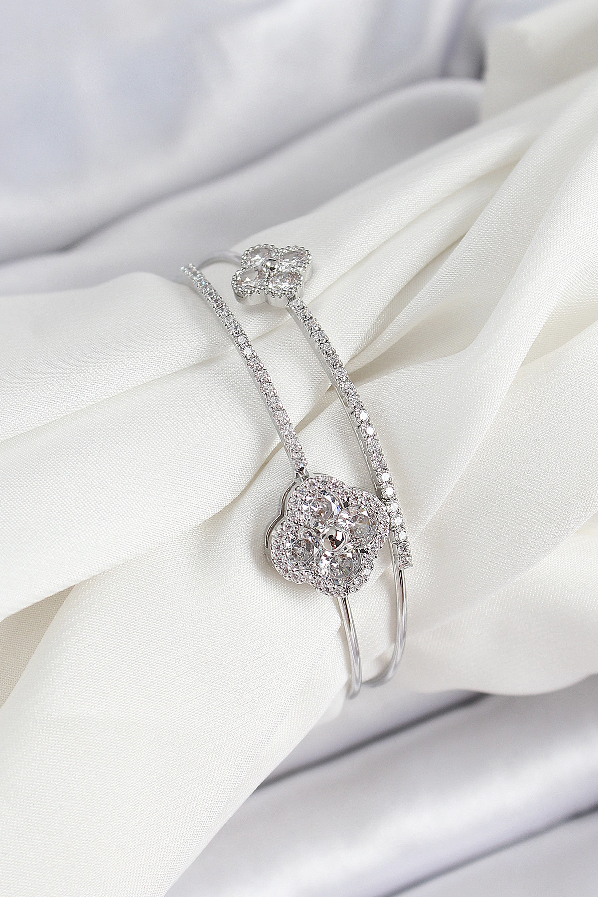 Pirinç Gümüş Renk Zirkon Taşlı Yonca Model 2'li Kadın Bileklik -