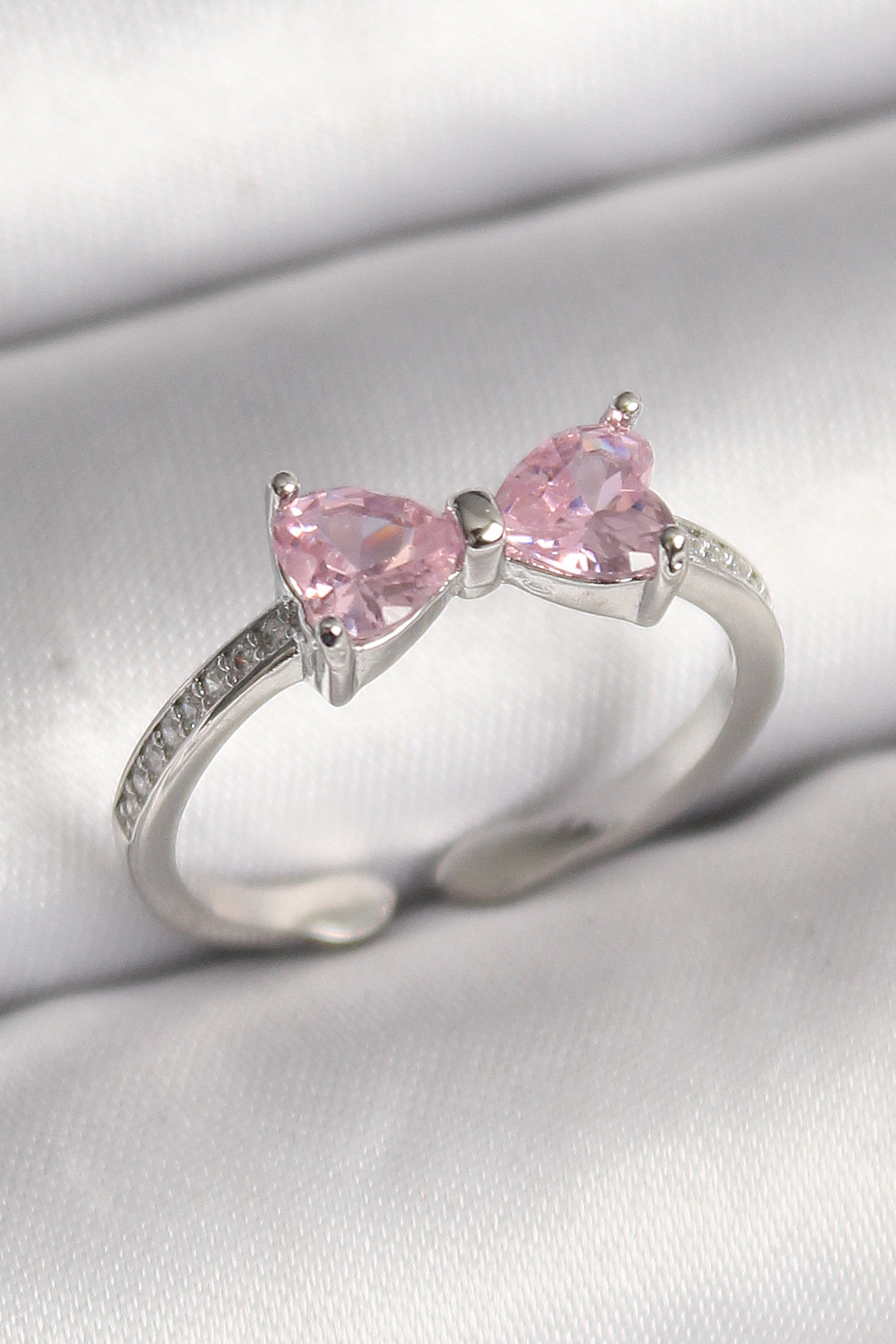 Stillove Pirinç Gümüş Renk Pembe Zirkon Taşlı Kalp Fiyonk Model Kadın Yüzü