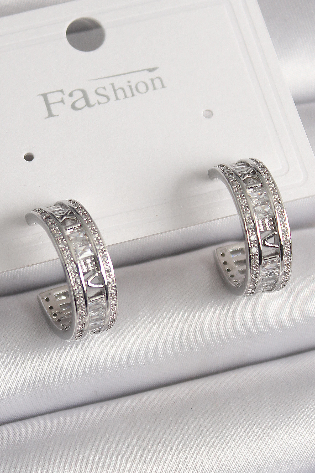 Pirinç Gümüş Renk Zirkon Taşlı İşleme Detay Halka Model Kadın Küp