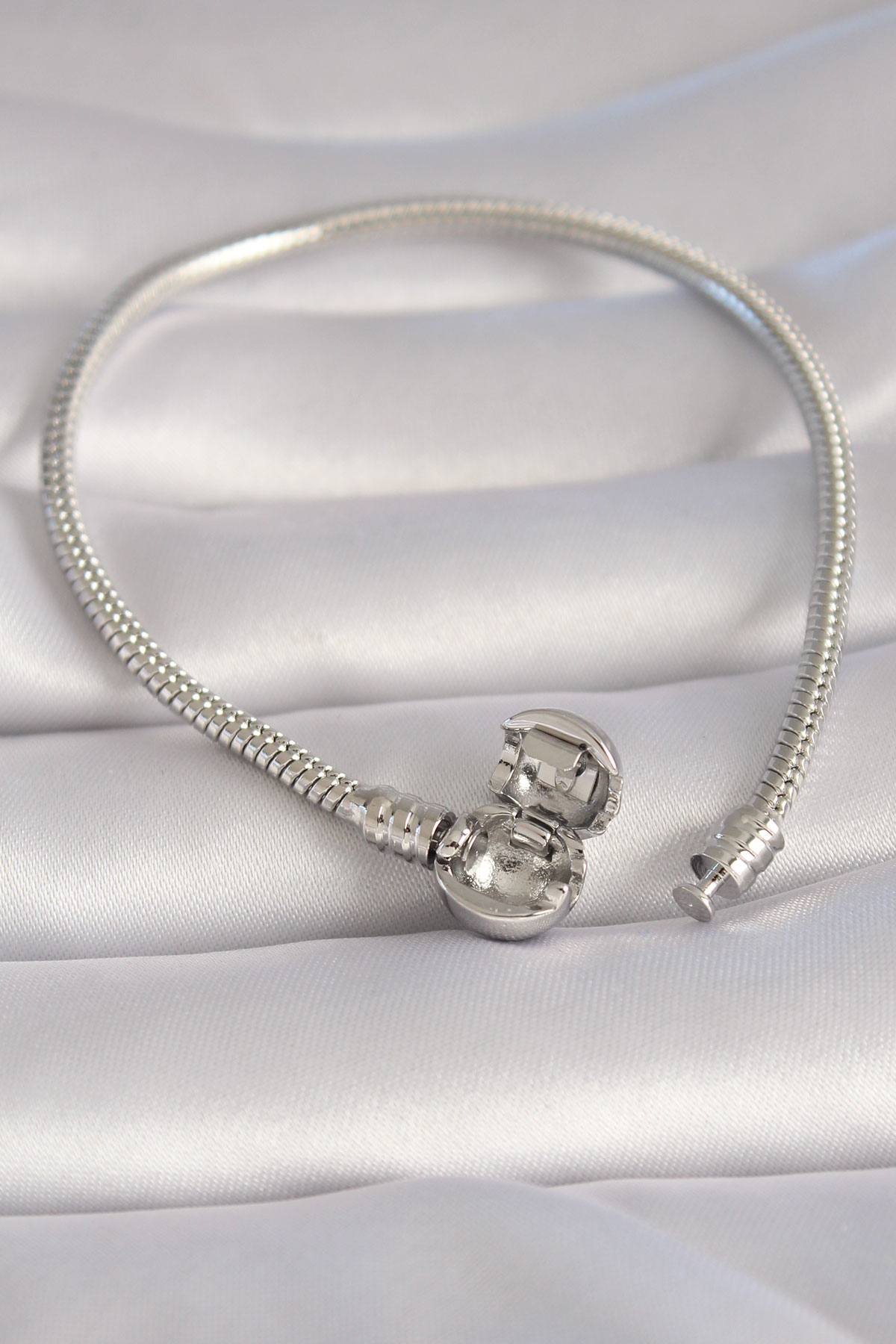 Stillove Pirinç Gümüş Renk İşleme Detay Charm Model Kadın Bileklik