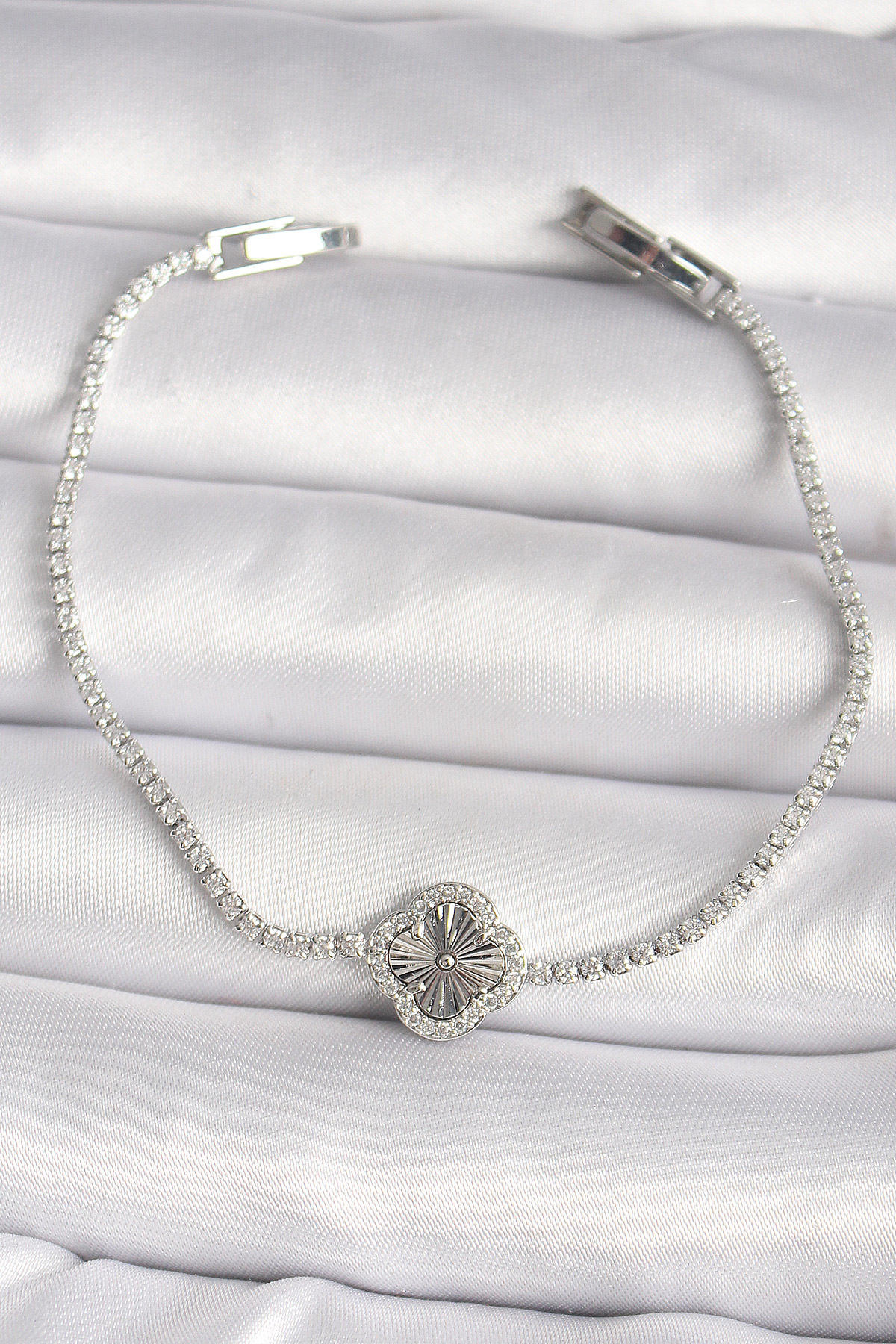 Pirinç Gümüş Renk Zirkon Taşlı Su Yolu Yonca Model Kadın Bileklik