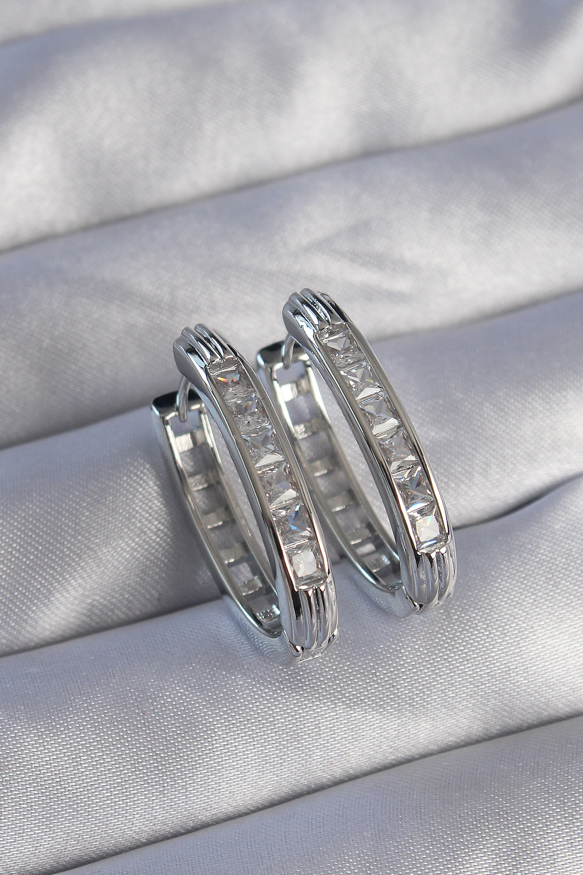 Stillove Pirinç Gümüş Renk Zirkon Taşlı Oval Model Küpe Sl8003