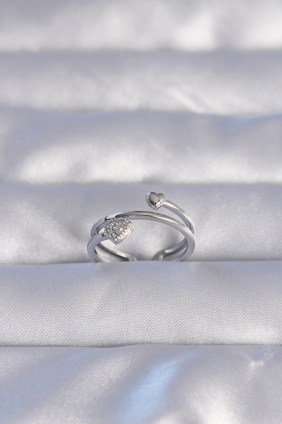 Pirinç Gümüş Renk Zirkon Taşlı Kalpli Model Ayarlanabilir Yüzük -