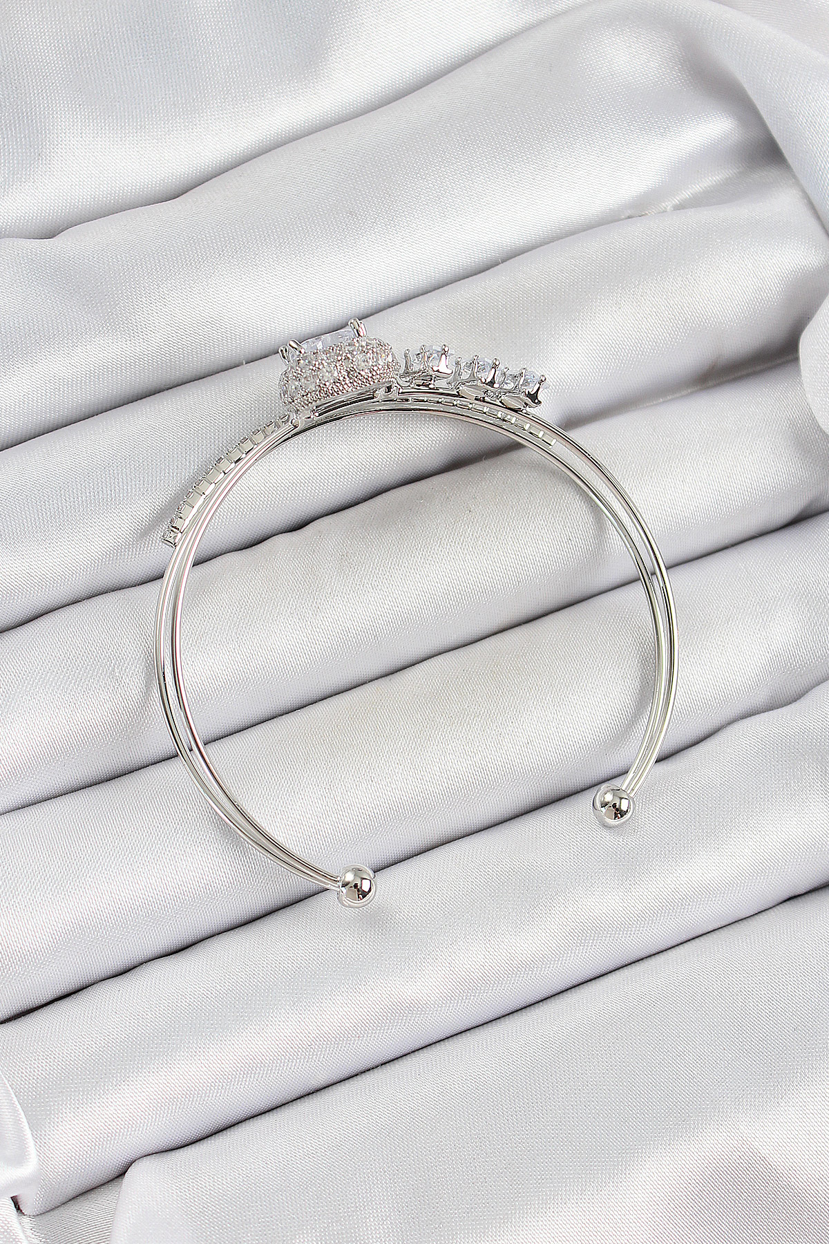 Pirinç Gümüş Renk Kalpli Zirkon Taşlı Kadın Bileklik - TJ-BB7065