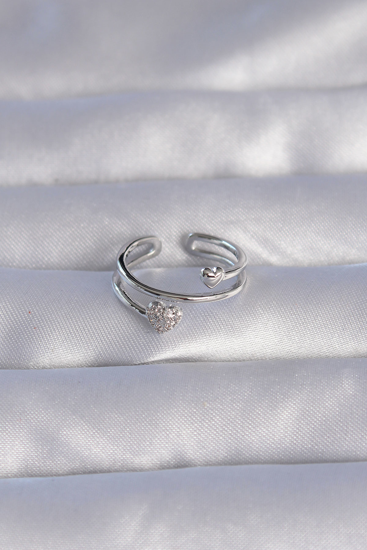 Pirinç Gümüş Renk Zirkon Taşlı Kalpli Model Ayarlanabilir Yüzük -