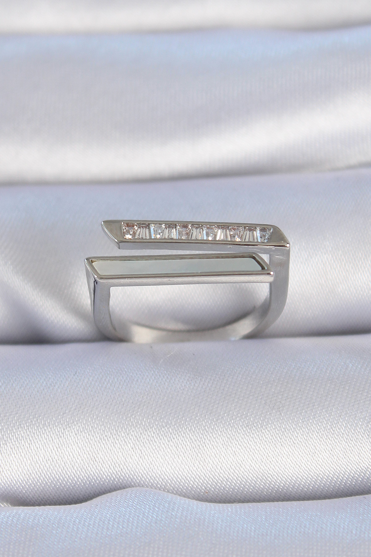 Pirinç Gümüş Renk Zirkon Taşlı Beyaz Sedef Detay Kadın Yüzük - TJ