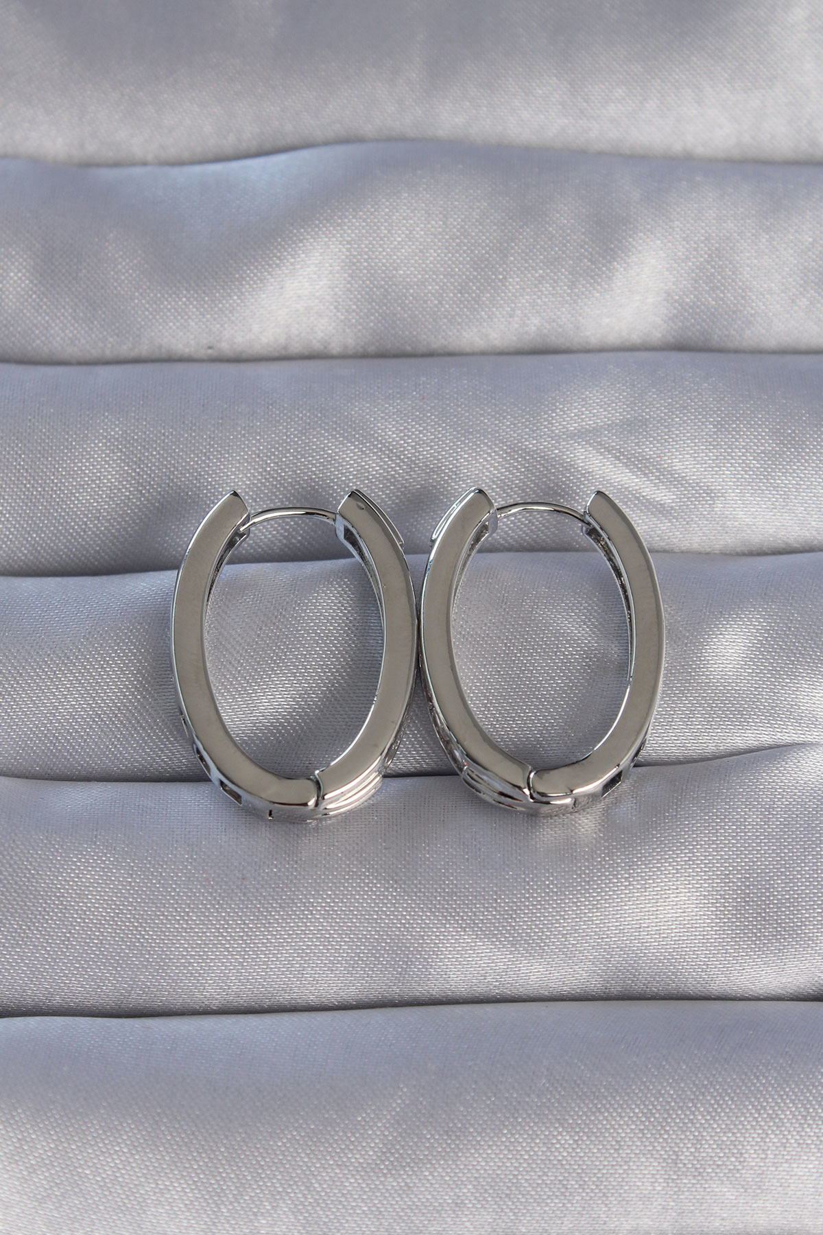 Pirinç Gümüş Renk Zirkon Taşlı Oval Model Küpe - TJ-BKP9078