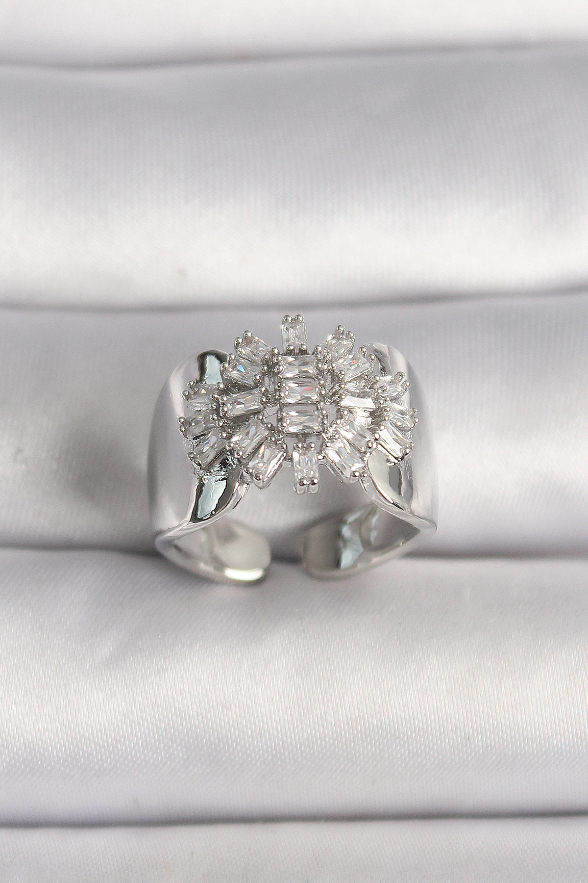 Stillove Pirinç Gümüş Renk Ayarlanabilir Baget Zirkon Taş Model Kadın Yüzü