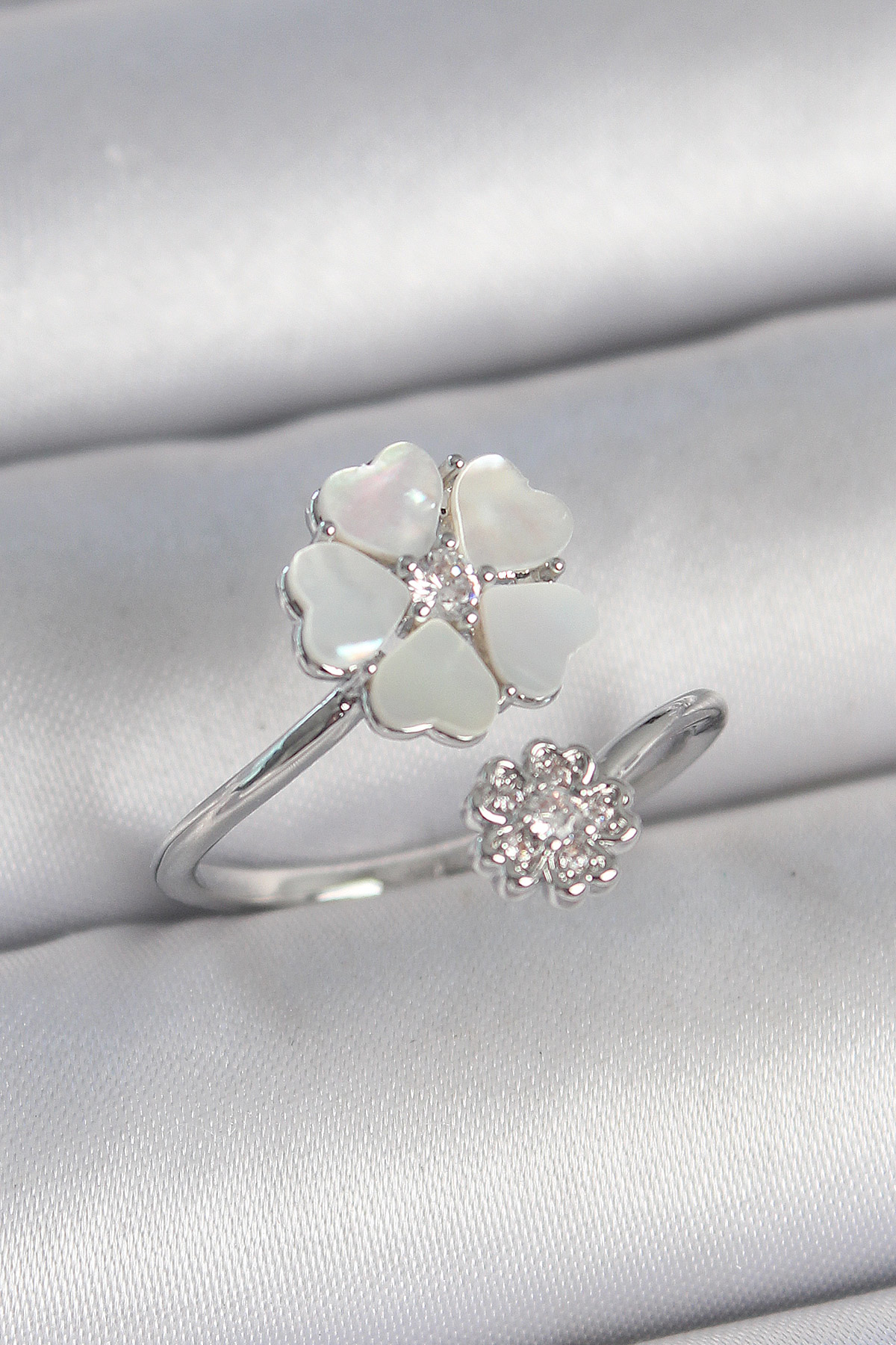 Pirinç Gümüş Renk Beyaz Mineli Çiçek Model Zirkon Taş Detay Kadın