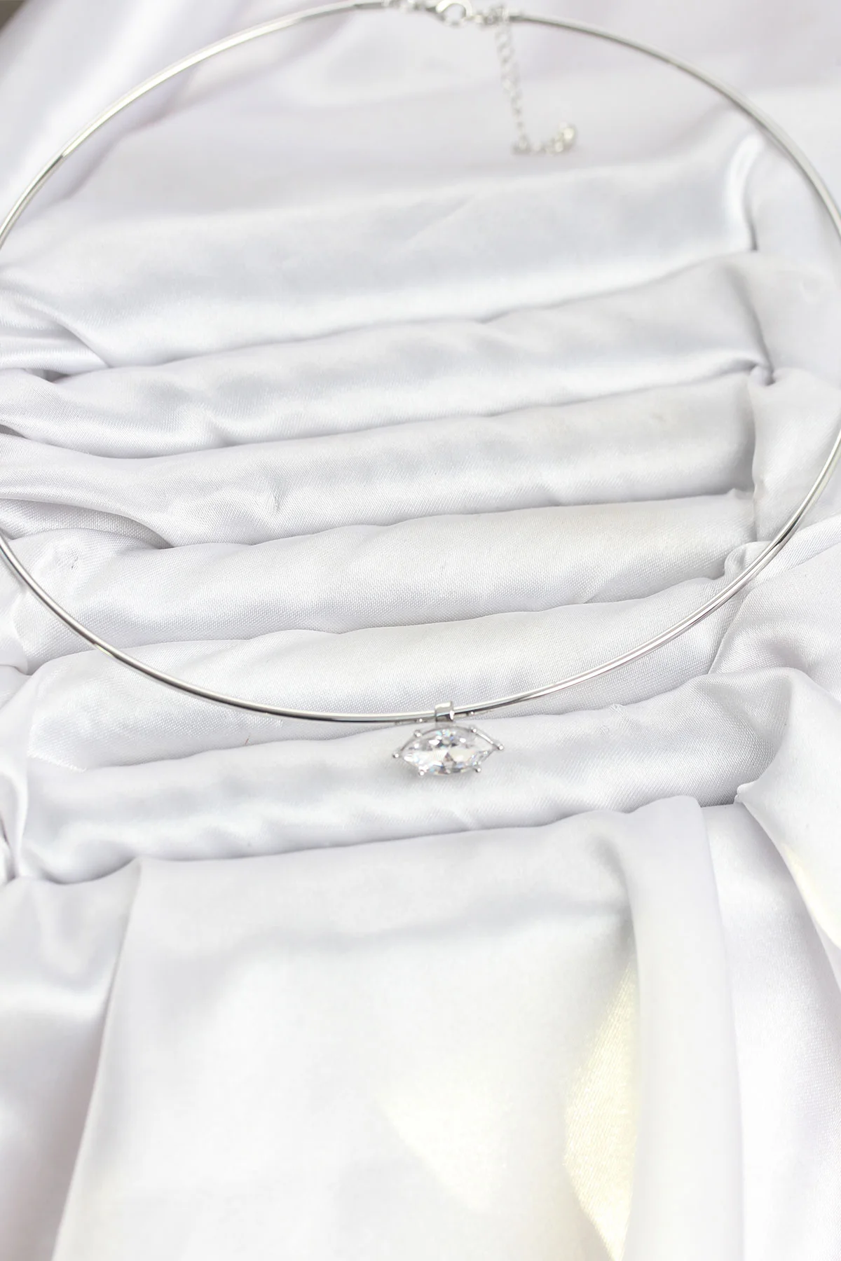 Pirinç Gümüş Renk Choker Model Zirkon Taşlı Kadın Kolye 5886 - Şık ve Dayanıklı Takı