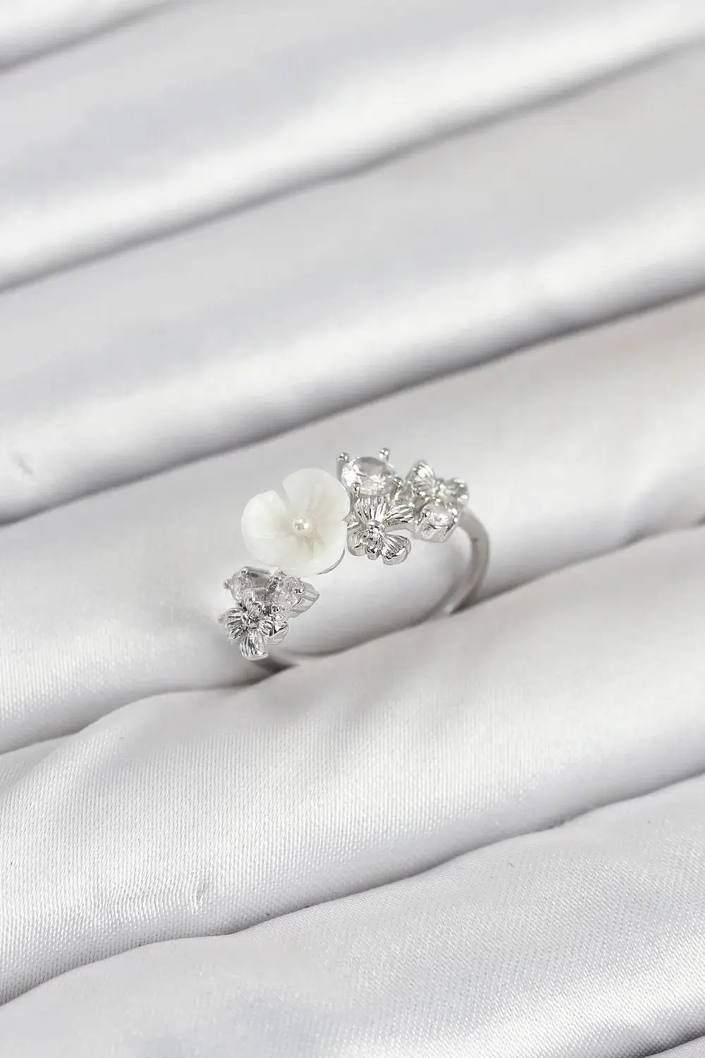 Pirinç Gümüş Renk Çiçek Model Zirkon Taşlı Kadın Yüzük