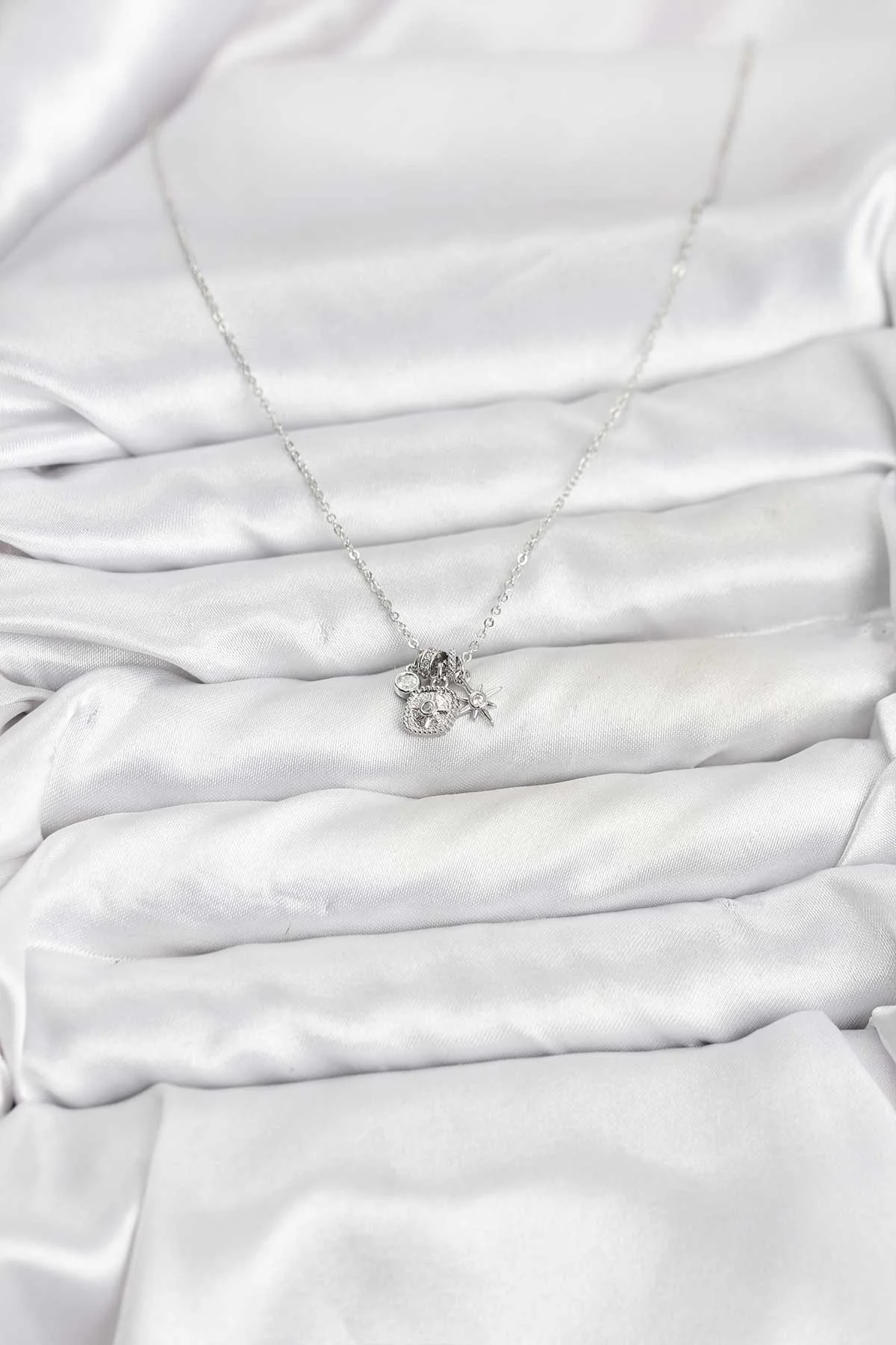 Pirinç Gümüş Renk Minimal Charm Kolye 5886 - Günlük ve Spor Moda İçin