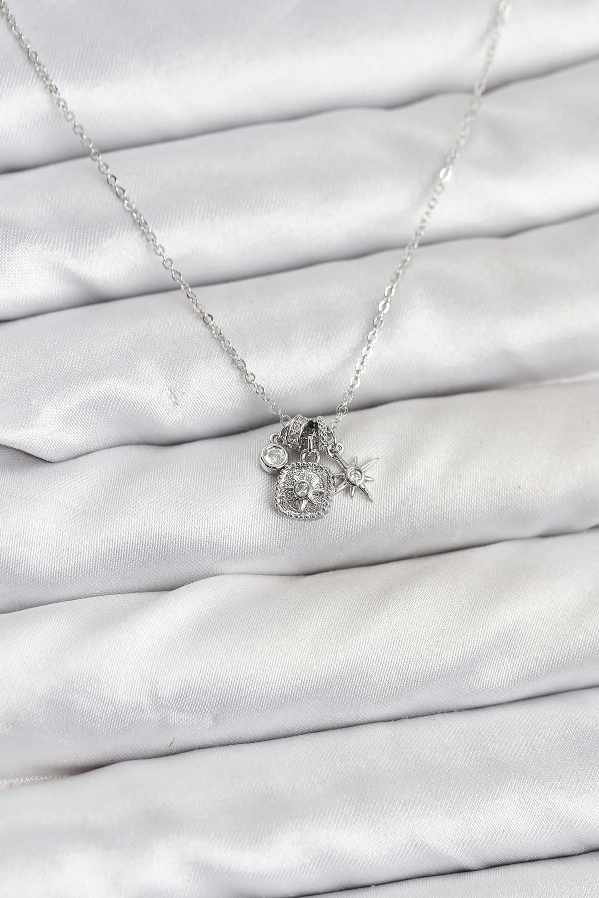 Pirinç Gümüş Renk Minimal Charm Kolye 5886 - Günlük ve Spor Moda İçin