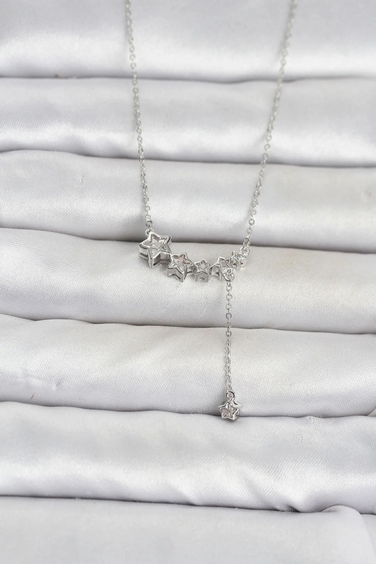 Pirinç Gümüş Renk Minimal Sallantılı Yıldız Model Kadın Kolye