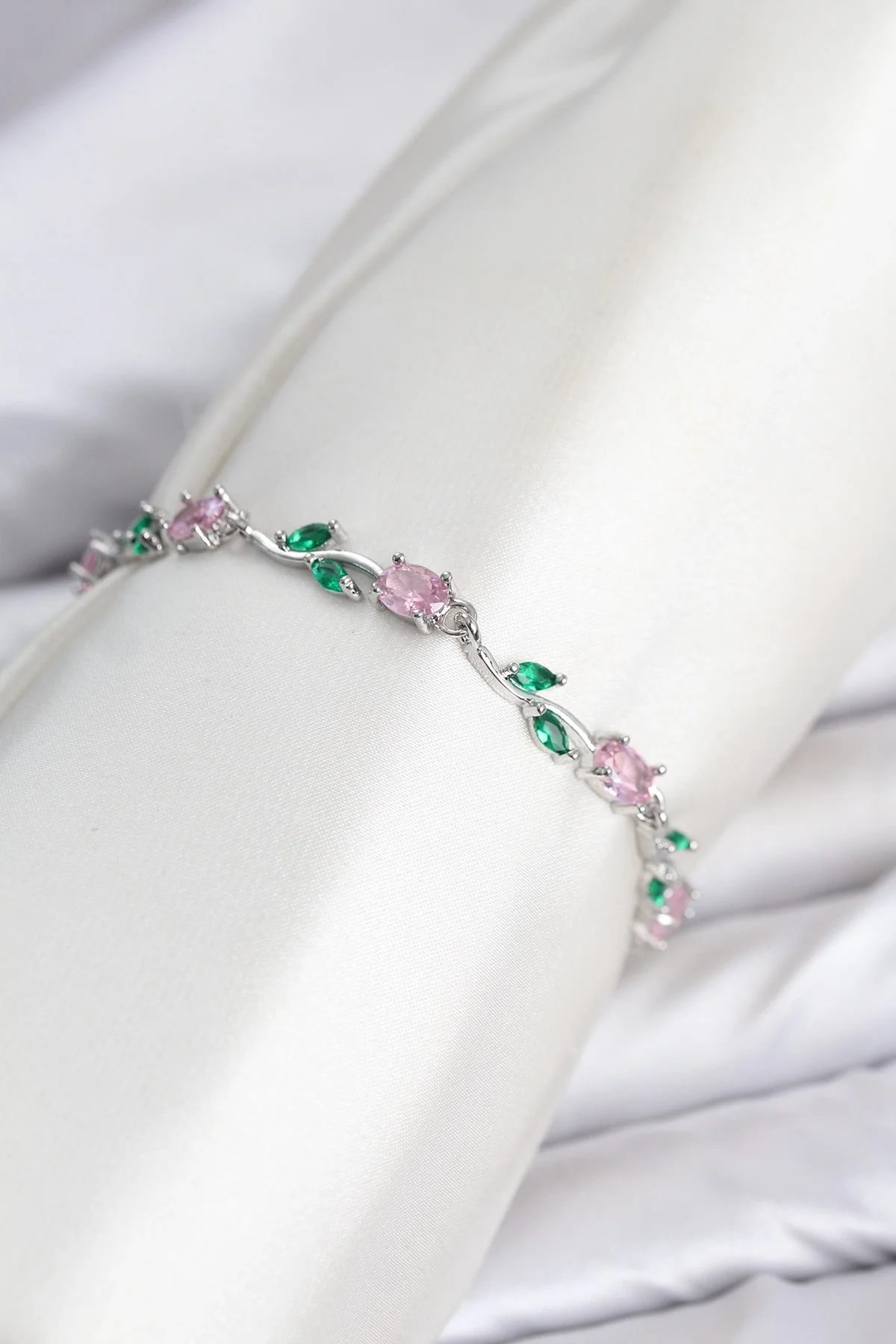 Pirinç Gümüş Renk Pembe Zirkon Taşlı Çiçek Model Kadın Bileklik