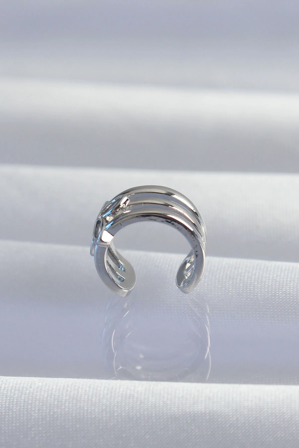 Pirinç Gümüş Renk Yonca Earcuff Küpe 5886 - Şık ve Dayanıklı Moda Aksesuarı