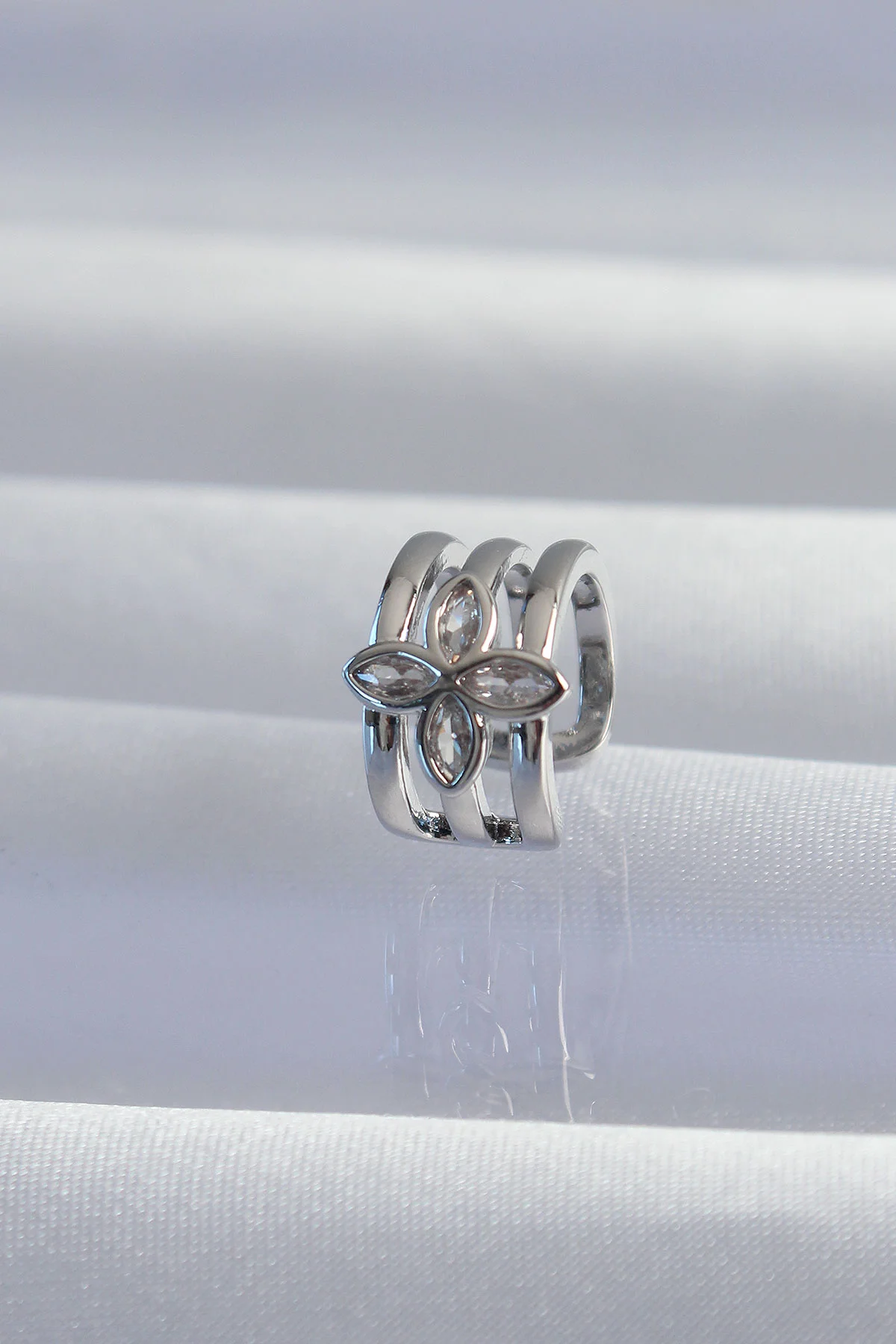Pirinç Gümüş Renk Yonca Earcuff Küpe 5886 - Şık ve Dayanıklı Moda Aksesuarı