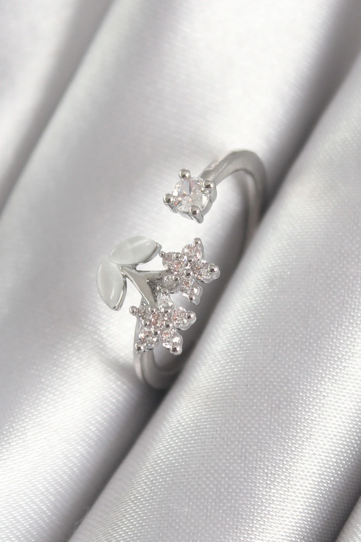 Pirinç Gümüş Renk Zirkon Taşlı Çiçek Model Kadın Yüzük 5886 - Günlük Kullanım İçin Şık ve Dayanıklı