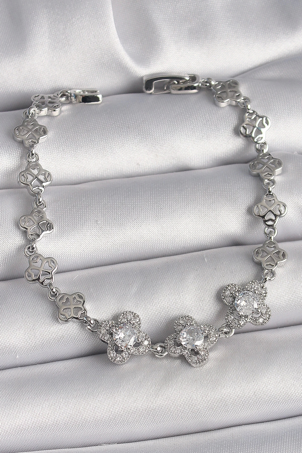 Lumossia Pirinç Gümüş Renk Zirkon Taşlı Yonca Model Kadın Bileklik