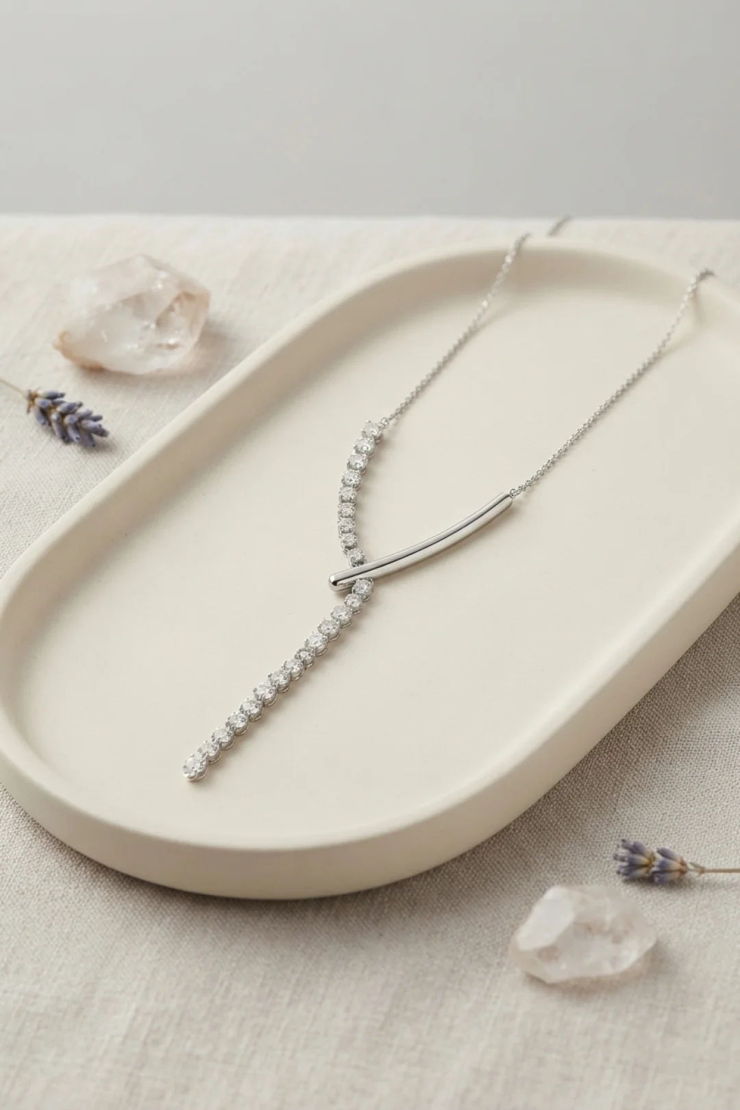 Pirinç Gümüş Renk Zirkon Taşlı Asimetrik Bar Model Kadın Kolye TJ-BKO11234 Pirinç Gümüş Renk Zirkon Taşlı Asimetrik Bar Model Kadın Kolye TJ-BKO11234