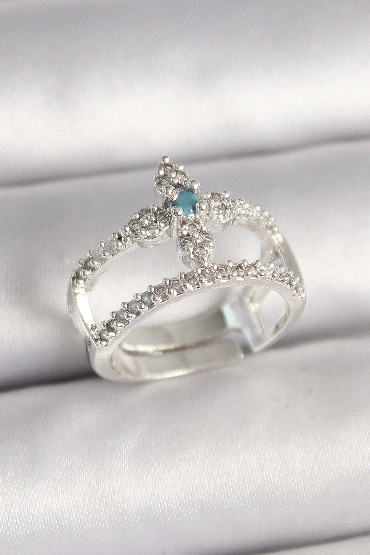 Butik Pirinç Gümüş Renk Zirkon Taşlı Ayarlanabilir Model Kadın Yüzük