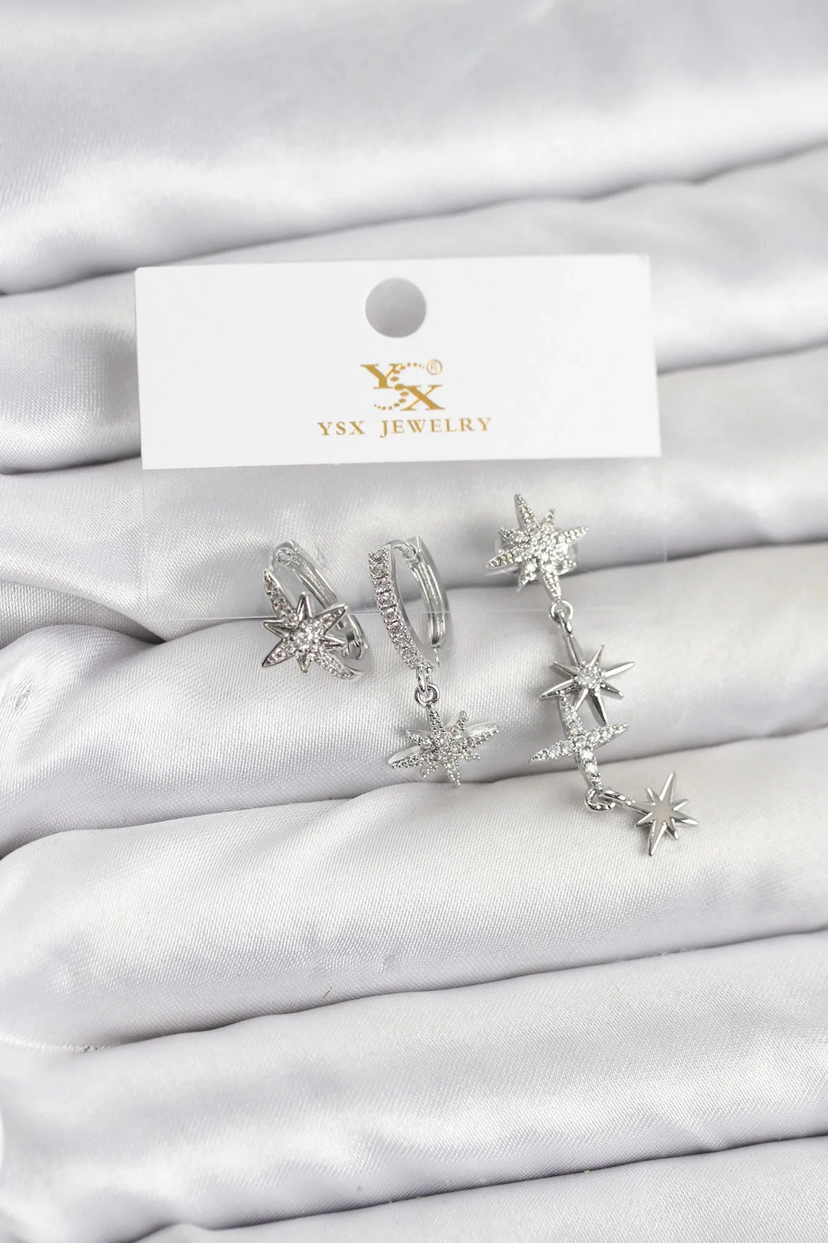 Pirinç Gümüş Renk Zirkon Taşlı Kutup Yıldızı Model YSX Trio Küpe Pirinç Gümüş Renk Zirkon Taşlı Kutup Yıldızı Model YSX Trio Küpe