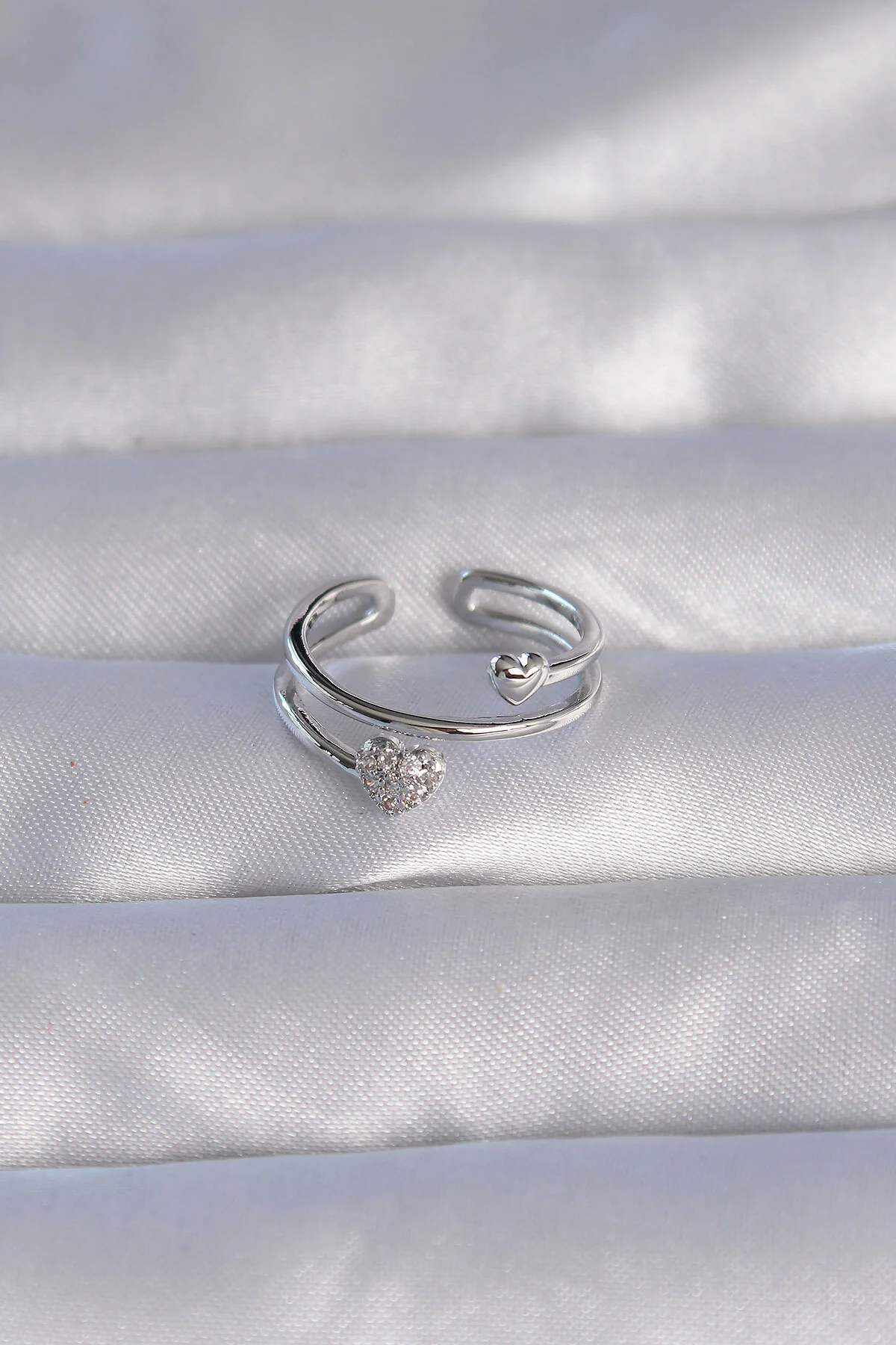 Pirinç Gümüş Renk Zirkon Taşlı Kalpli Model Ayarlanabilir Yüzük -