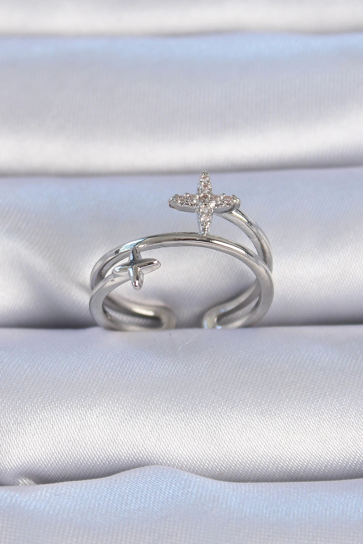 Butik Pirinç Gümüş Renk Zirkon Taşlı Yıldız Model Kadın Yüzük