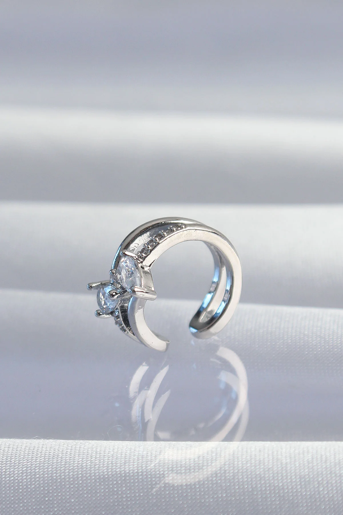Pirinç Gümüş Renk Zirkon Taşlı Damla Earcuff Küpe 5886 - Şık ve Konforlu Takı