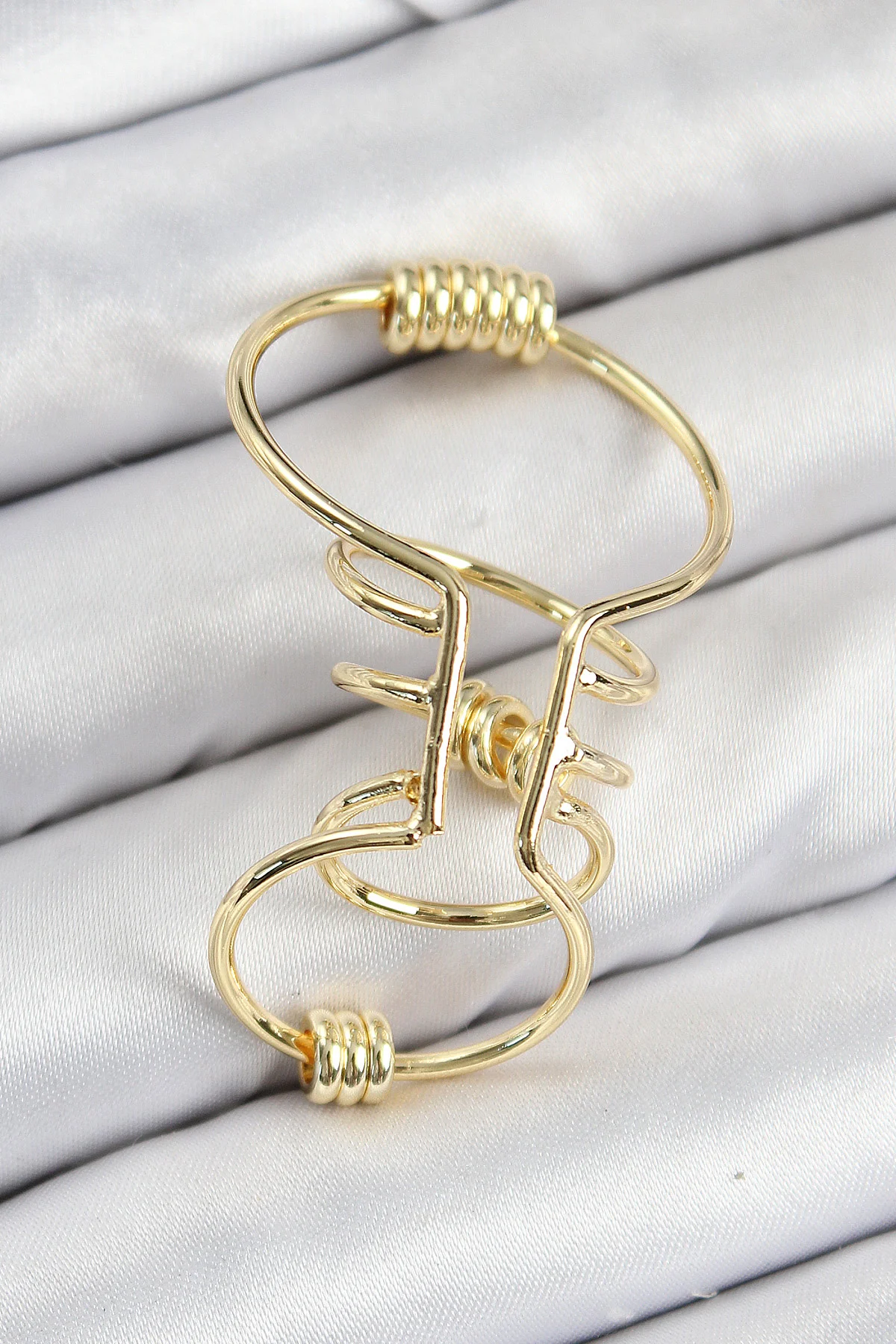 Pirinç Halkalı Model Gold Renk Kıkırdak Küpe 5886 - Şıklık ve Dayanıklılık