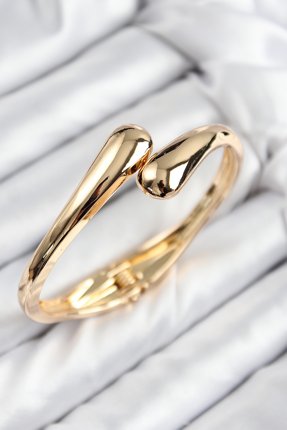 Pirinç Sarmal Model Gold Renk Kadın Kelepçe - TJ-BB7712 Pirinç Sarmal Model Gold Renk Kadın Kelepçe - TJ-BB7712